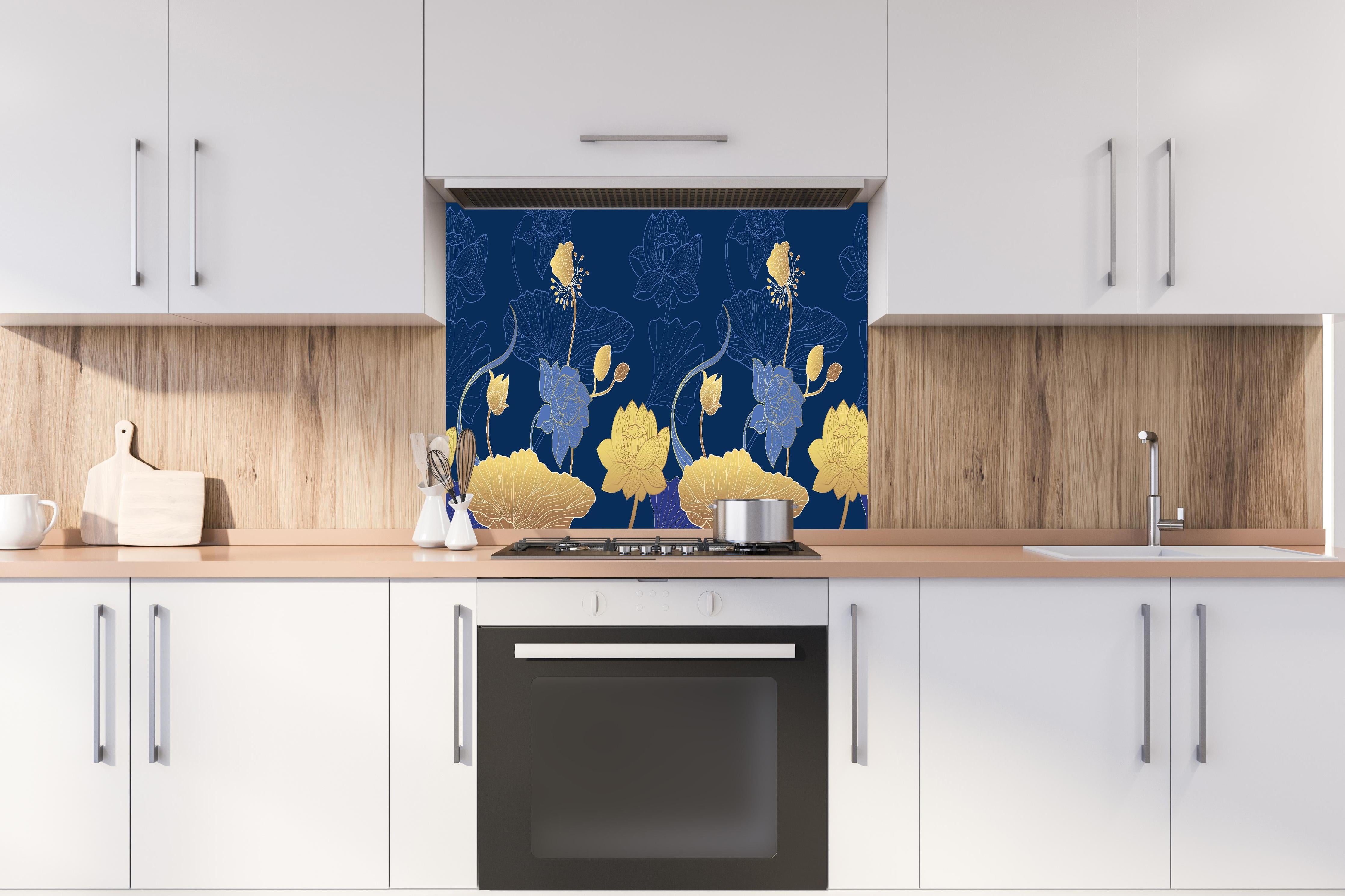 Spritzschutz - Dekorative Blumen Tapetenillustration Nachtblau hinter einem Cerankochfeld zwischen Holz-Kochutensilien
