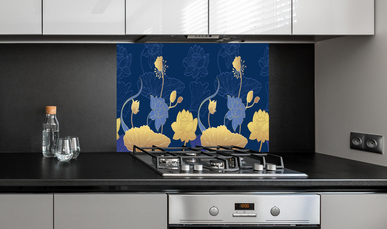 Spritzschutz - Dekorative Blumen Tapetenillustration Nachtblau hinter einem Cerankochfeld zwischen Holz-Kochutensilien
