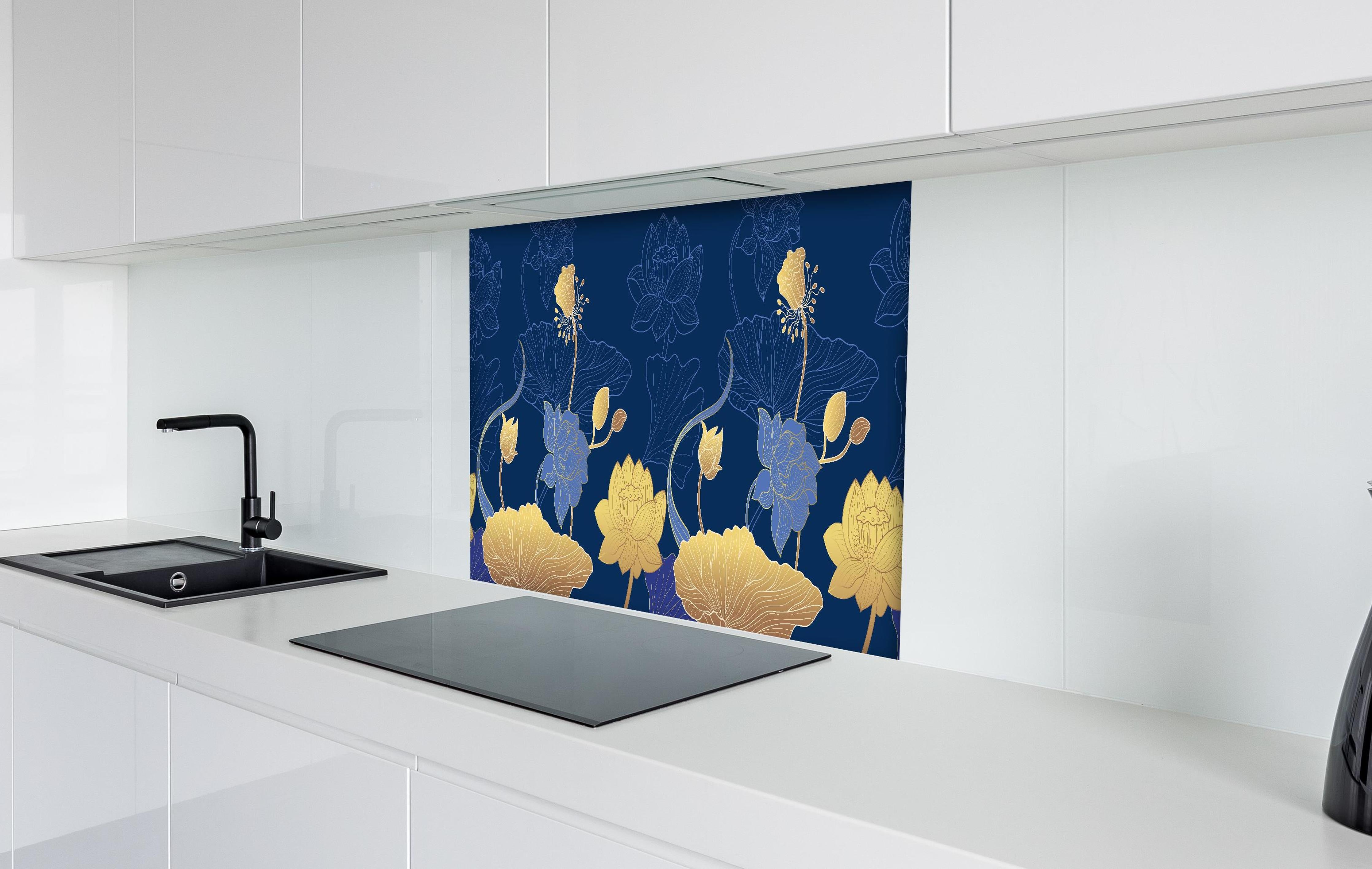 Spritzschutz - Dekorative Blumen Tapetenillustration Nachtblau hinter einem Cerankochfeld zwischen Holz-Kochutensilien
