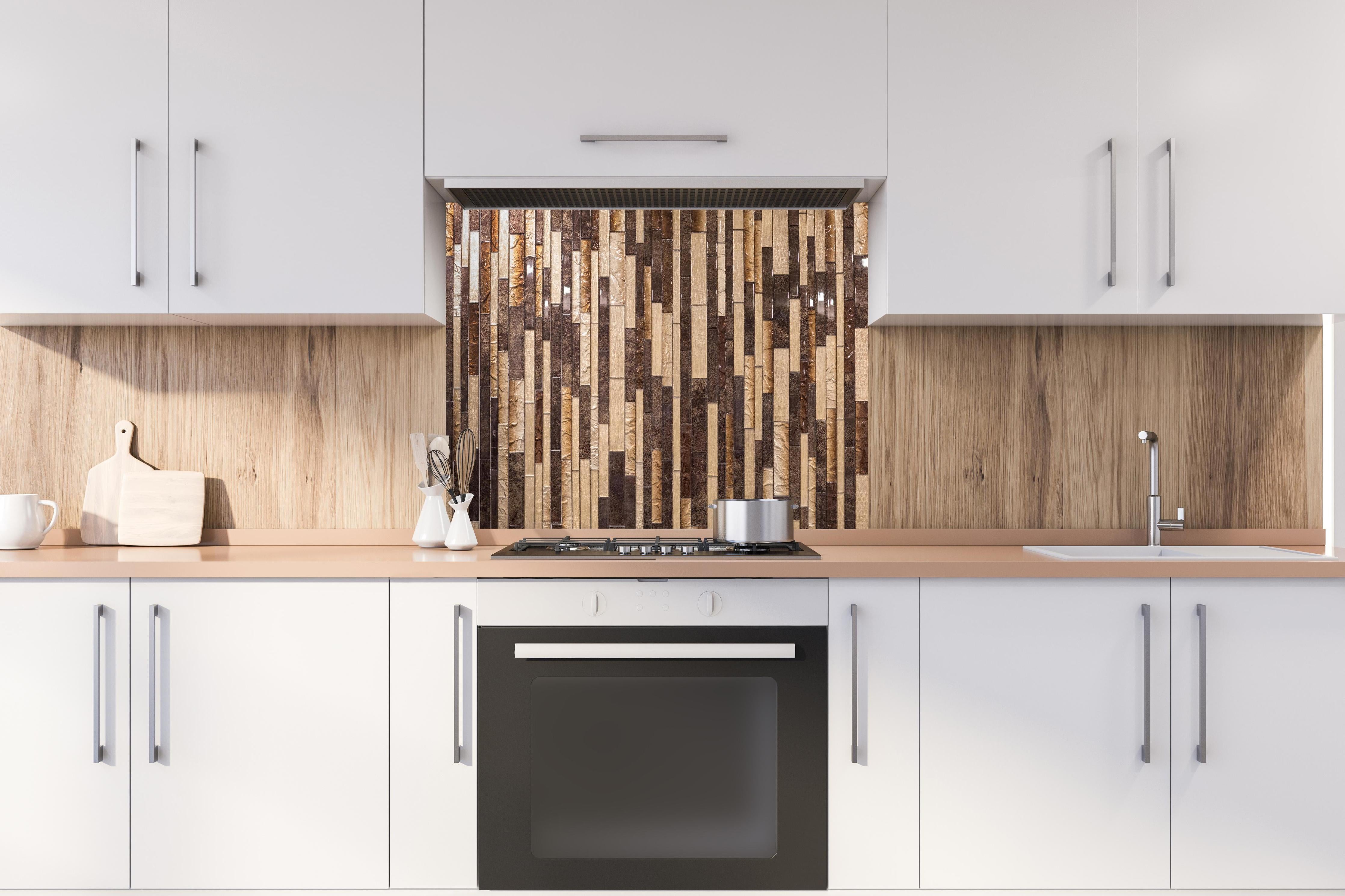 Spritzschutz - Dekorative Braun-Beige Mosaik-Holztextur hinter einem Cerankochfeld zwischen Holz-Kochutensilien
