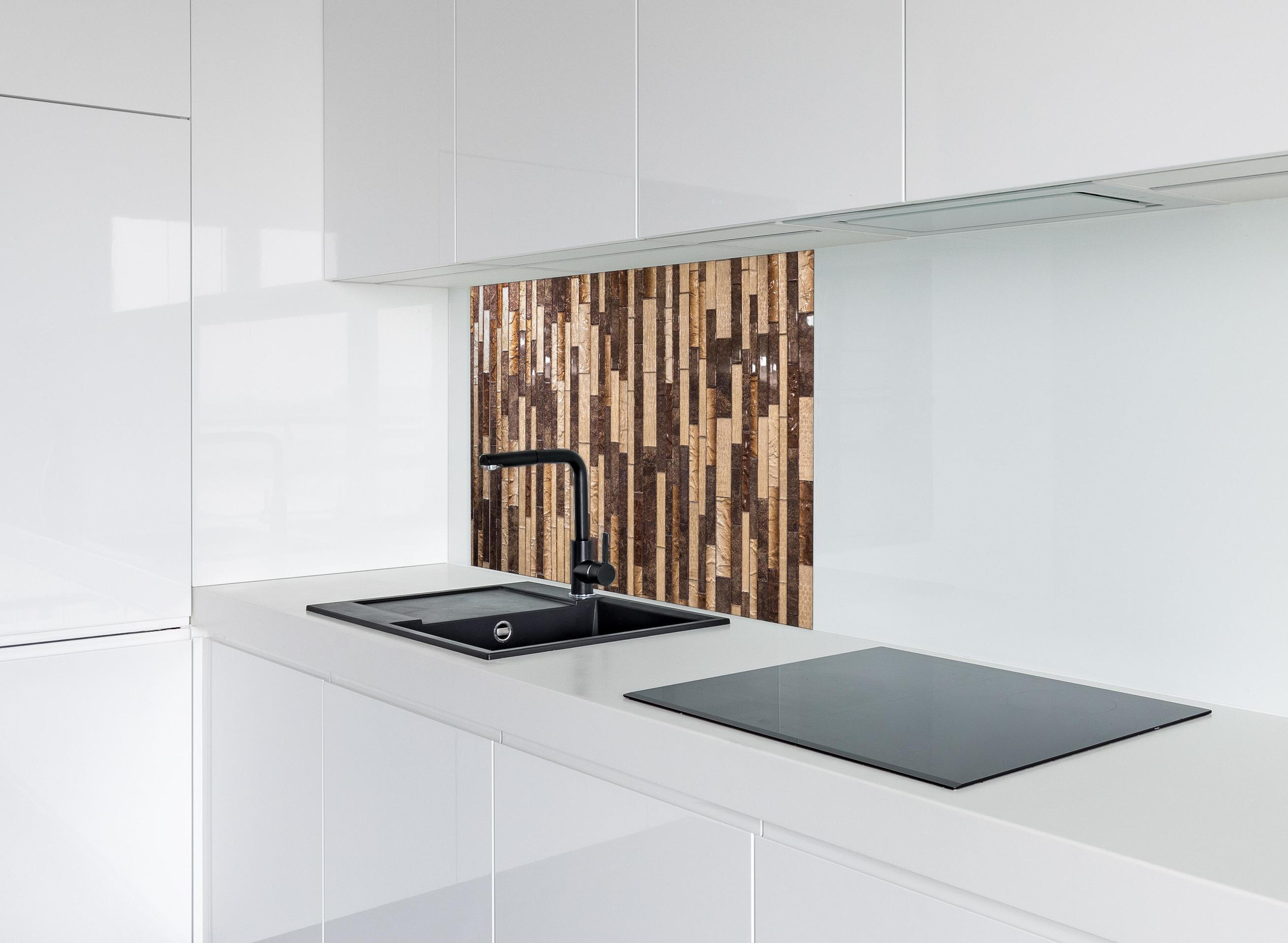 Spritzschutz - Dekorative Braun-Beige Mosaik-Holztextur hinter einem Cerankochfeld zwischen Holz-Kochutensilien
