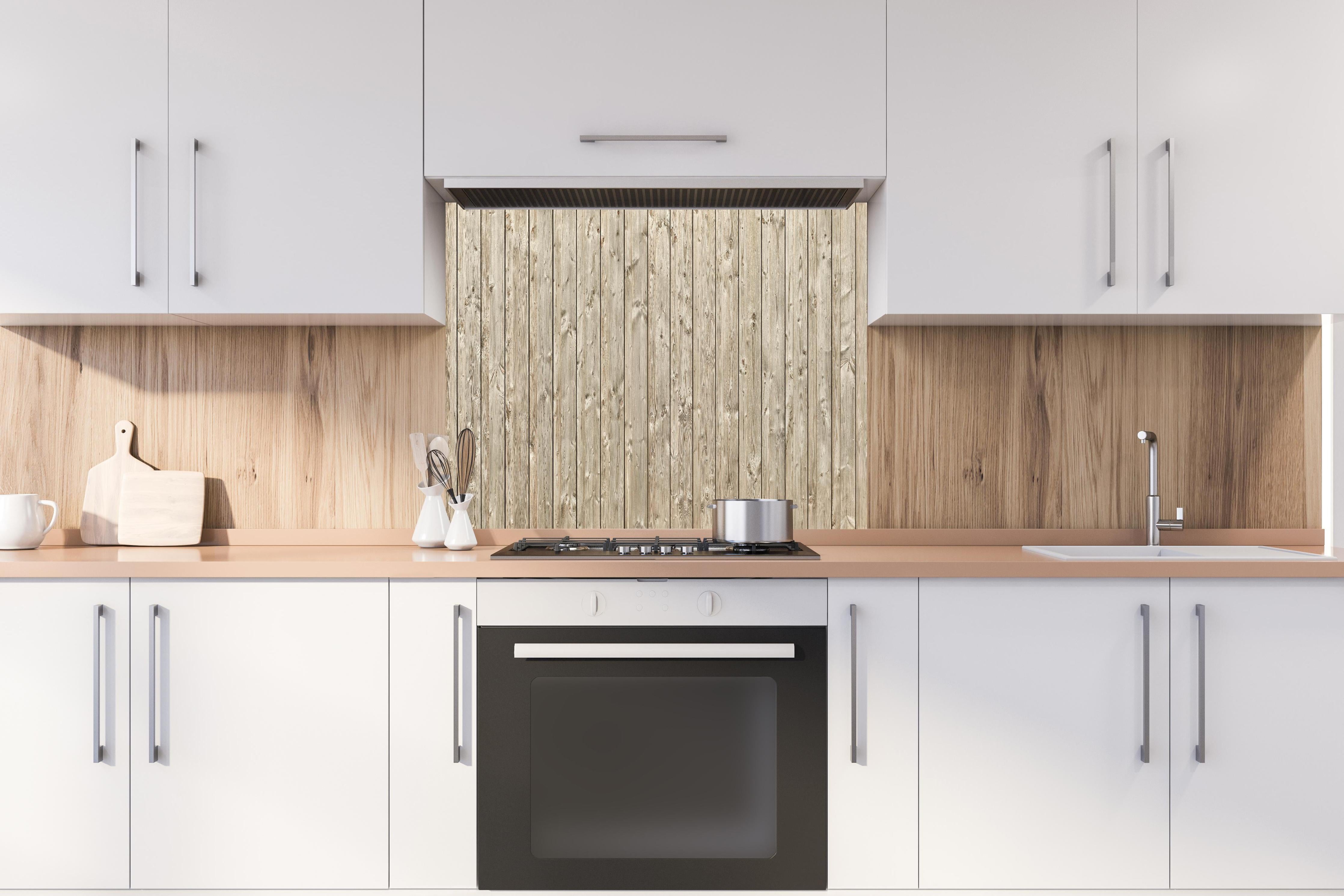 Spritzschutz - Dekorative Holztextur hinter einem Cerankochfeld zwischen Holz-Kochutensilien
