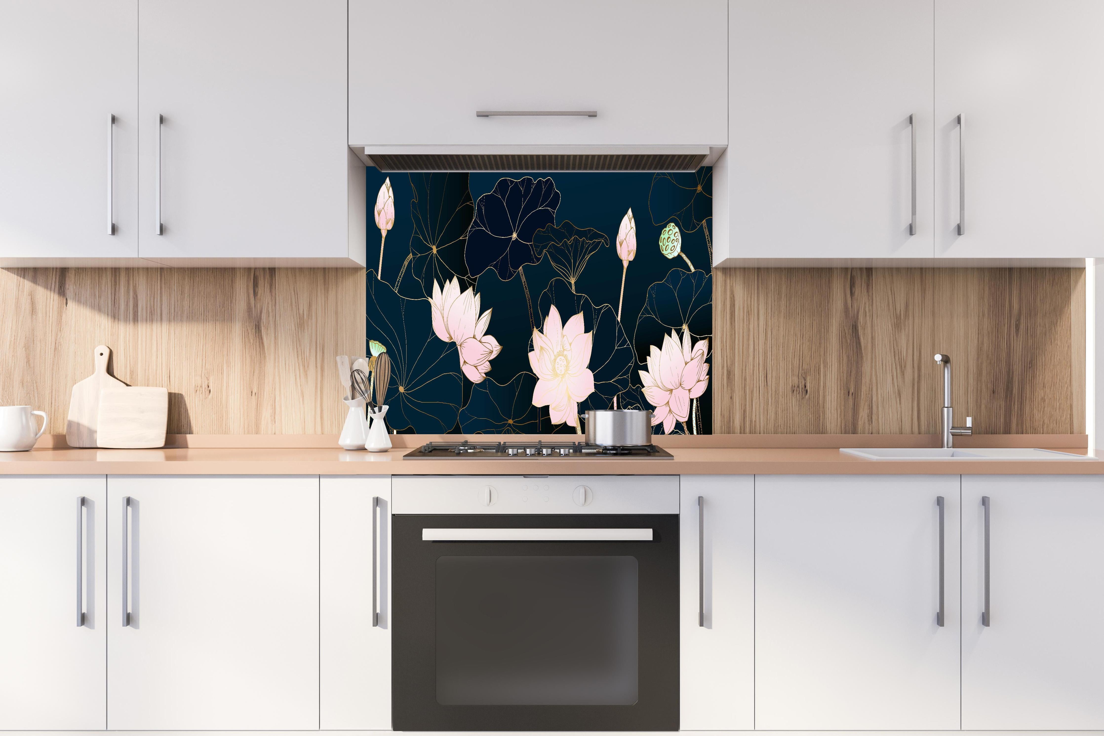 Spritzschutz - Dekorative Lotusblüten auf Nachtblau hinter einem Cerankochfeld zwischen Holz-Kochutensilien
