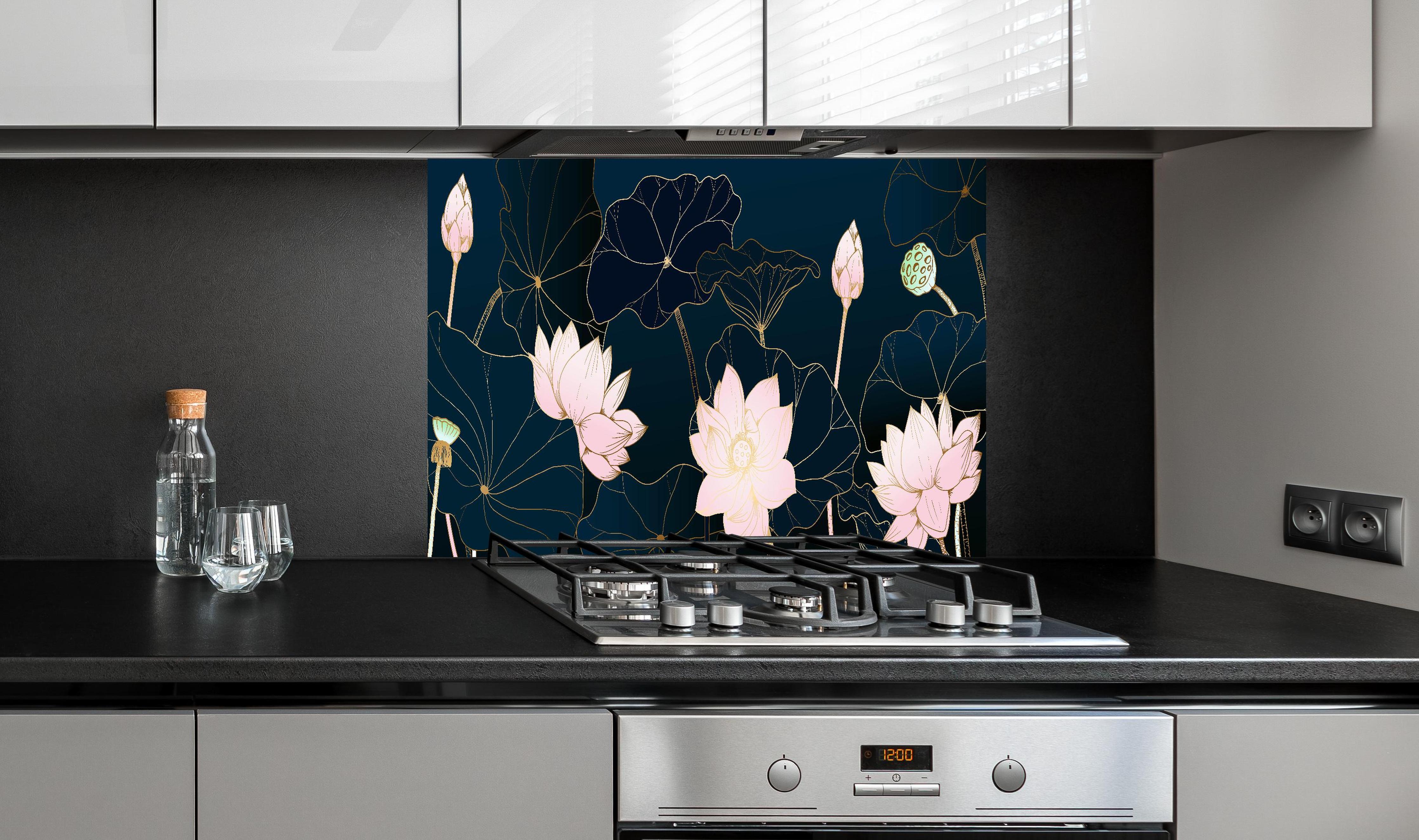 Spritzschutz - Dekorative Lotusblüten auf Nachtblau hinter einem Cerankochfeld zwischen Holz-Kochutensilien
