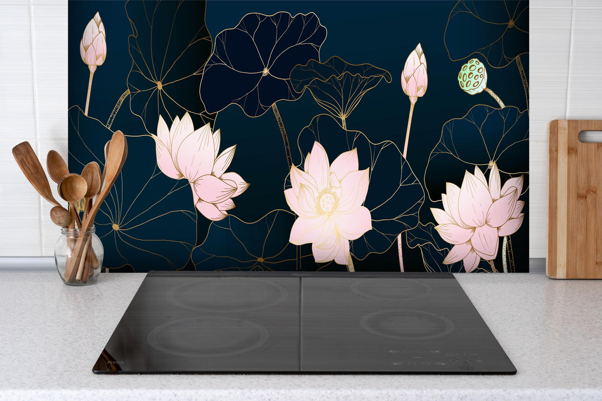 Spritzschutz - Dekorative Lotusblumen auf Nachtblau hinter einem Cerankochfeld zwischen Holz-Kochutensilien
