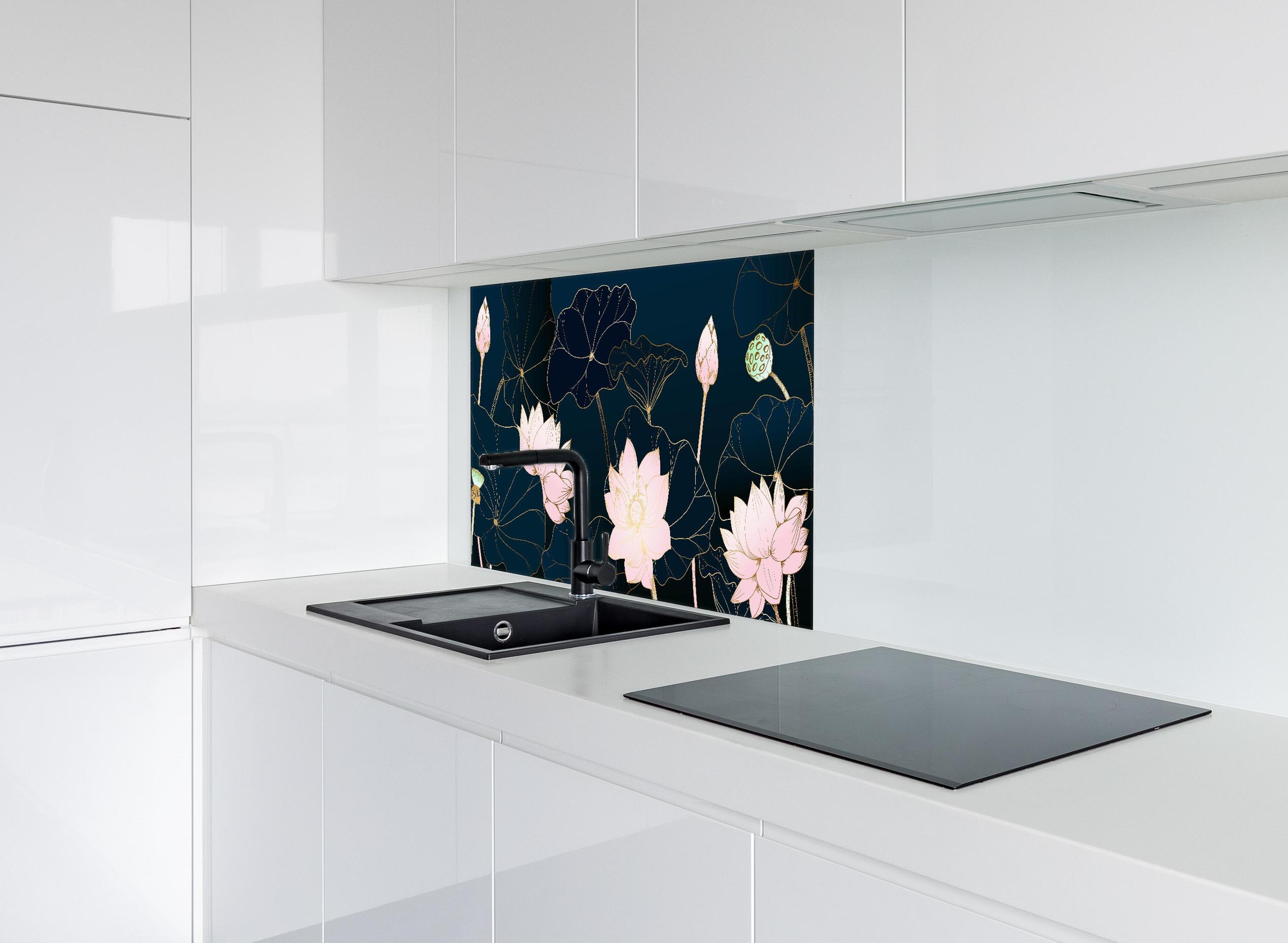 Spritzschutz - Dekorative Lotusblumen auf Nachtblau hinter einem Cerankochfeld zwischen Holz-Kochutensilien
