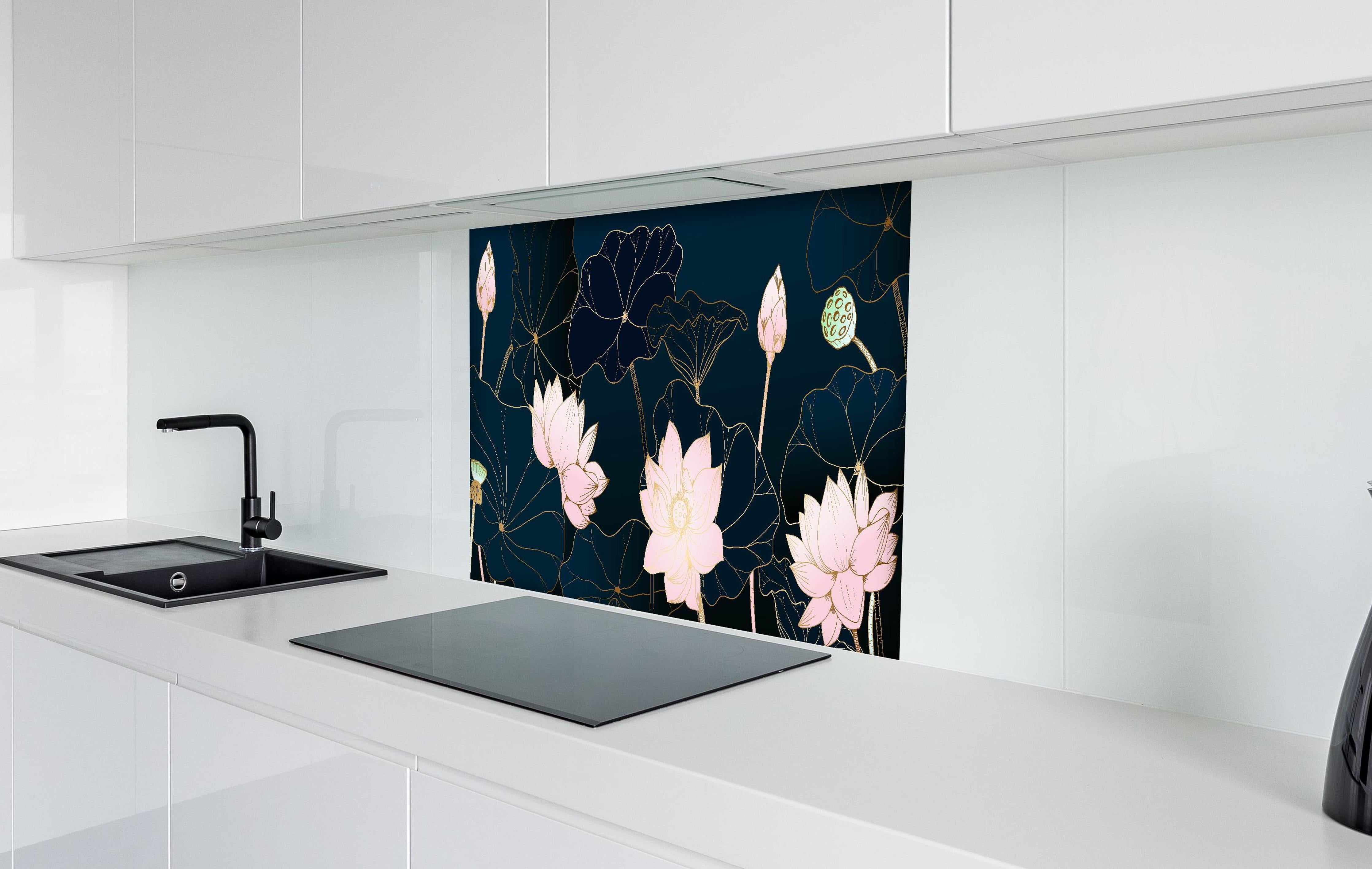 Spritzschutz - Dekorative Lotusblumen auf Nachtblau hinter einem Cerankochfeld zwischen Holz-Kochutensilien

