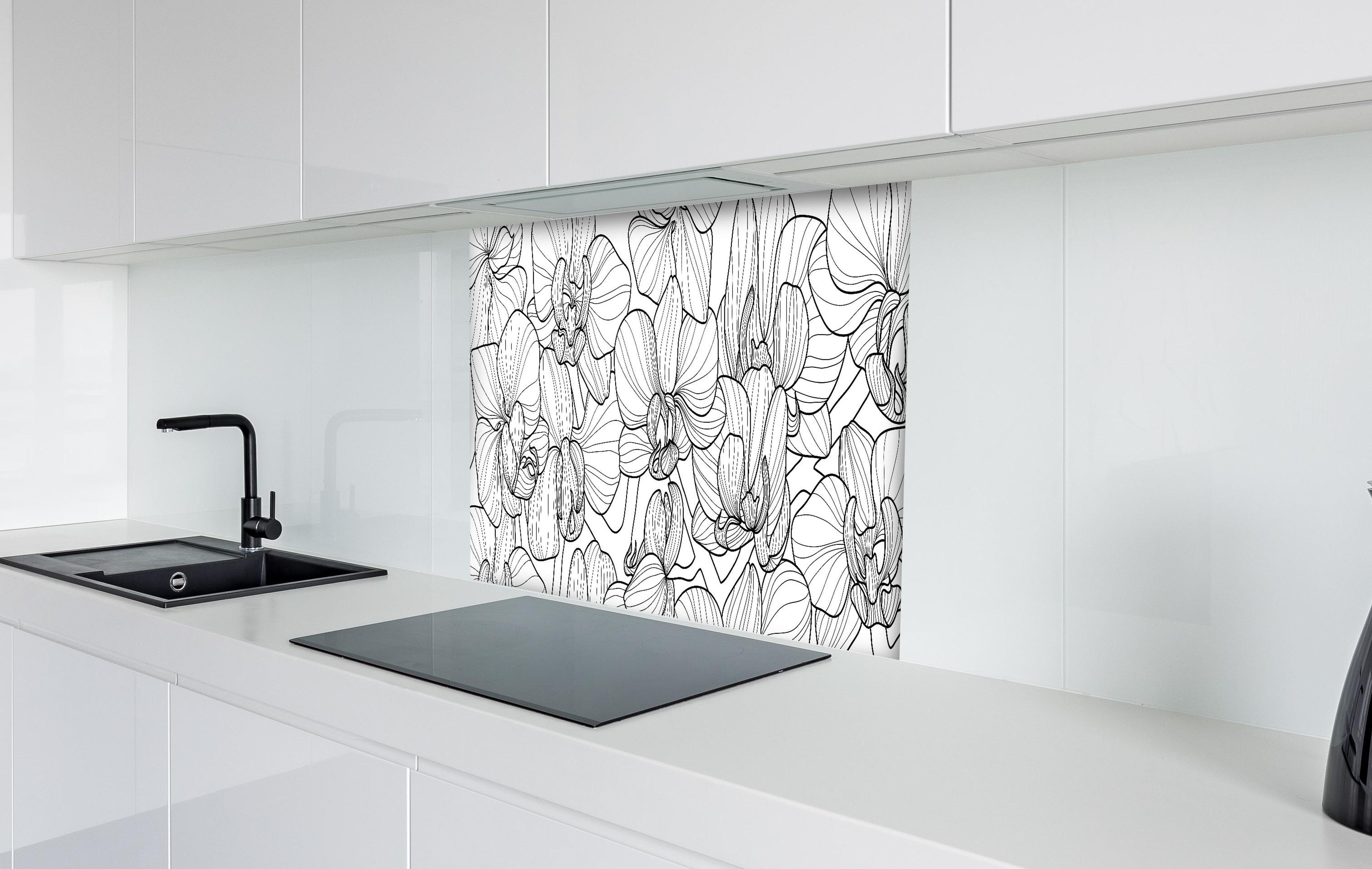 Spritzschutz - Dekorative Orchideen Zeichnung Monochrom hinter einem Cerankochfeld zwischen Holz-Kochutensilien

