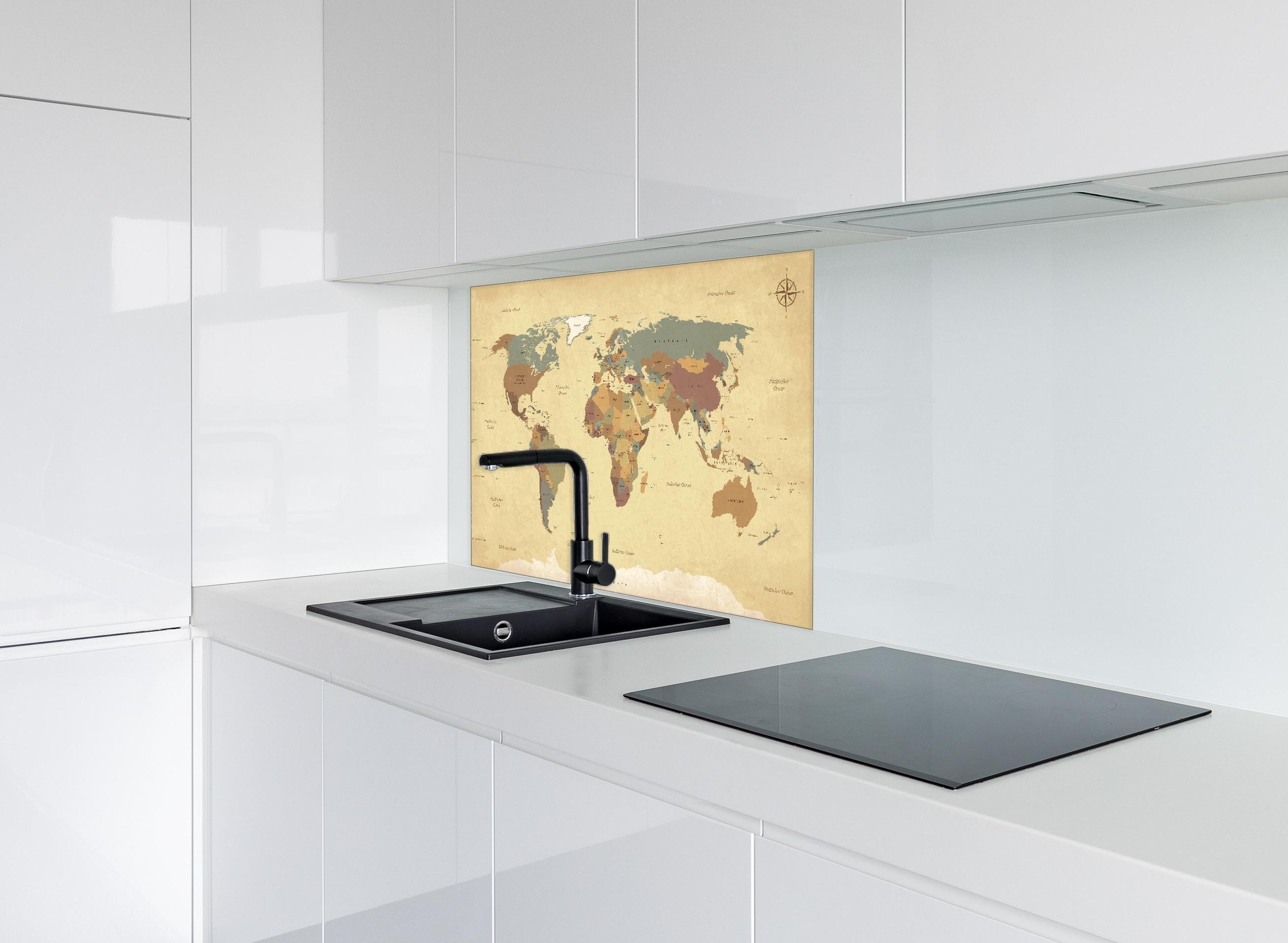 Spritzschutz - Dekorative alte Weltkarte mit Farbakzenten hinter einem Cerankochfeld zwischen Holz-Kochutensilien
