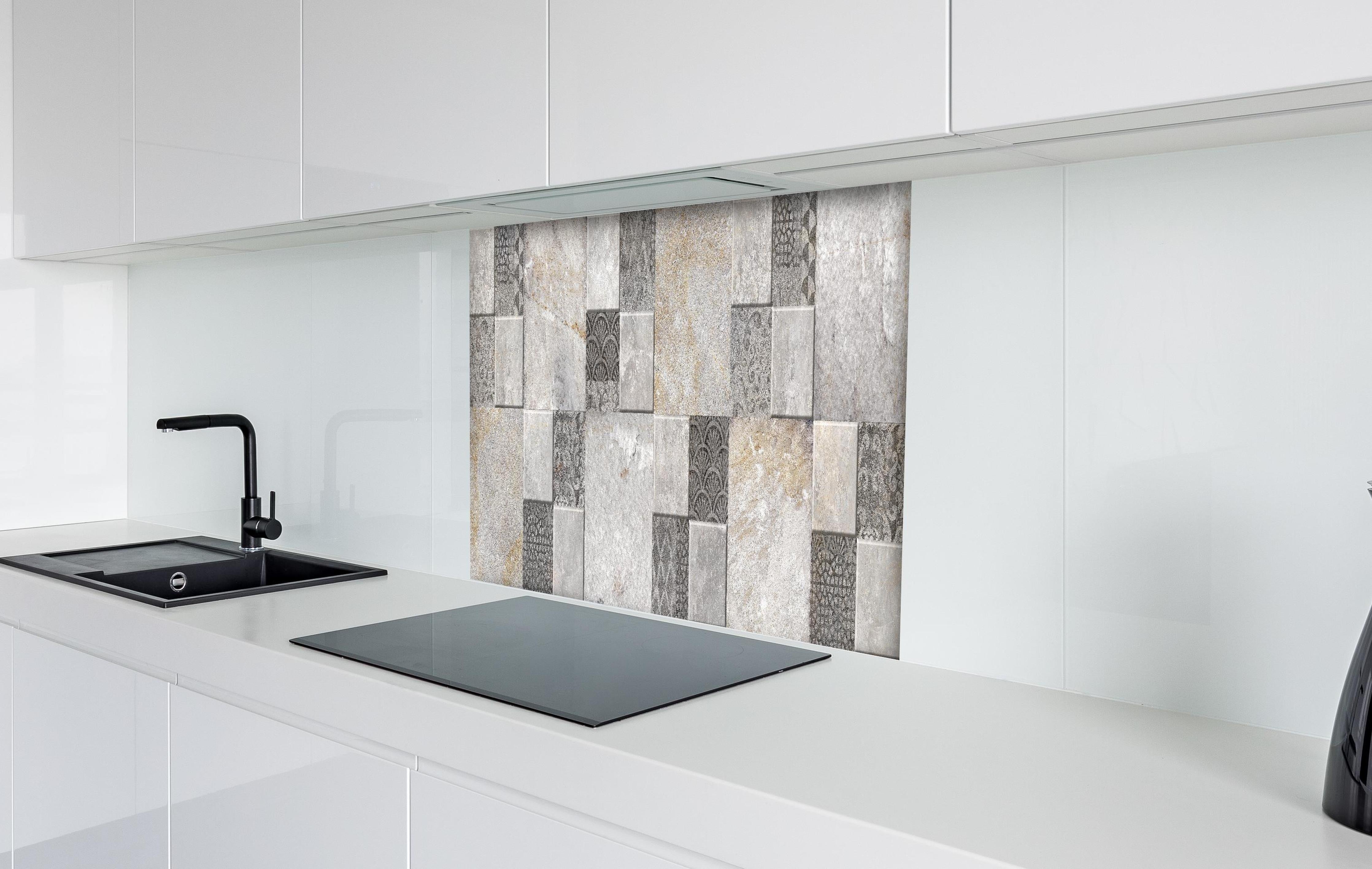 Spritzschutz - Dekorativer Steinmosaik hinter einem Cerankochfeld zwischen Holz-Kochutensilien
