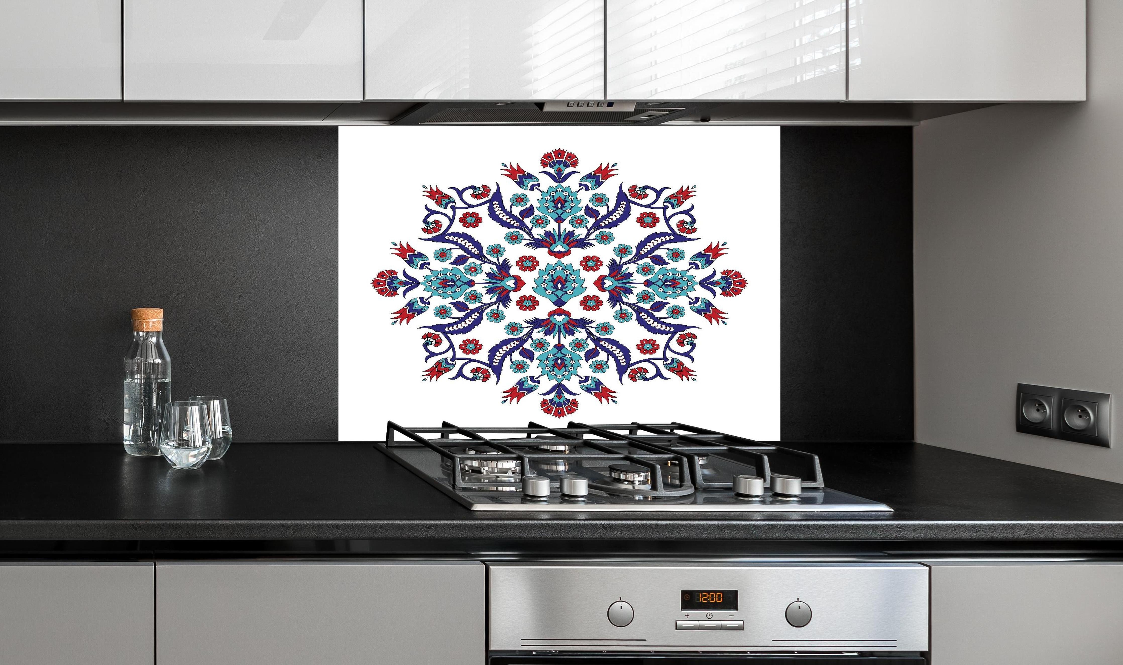 Spritzschutz - Dekoratives Mandala in Blau und Rot hinter einem Cerankochfeld zwischen Holz-Kochutensilien
