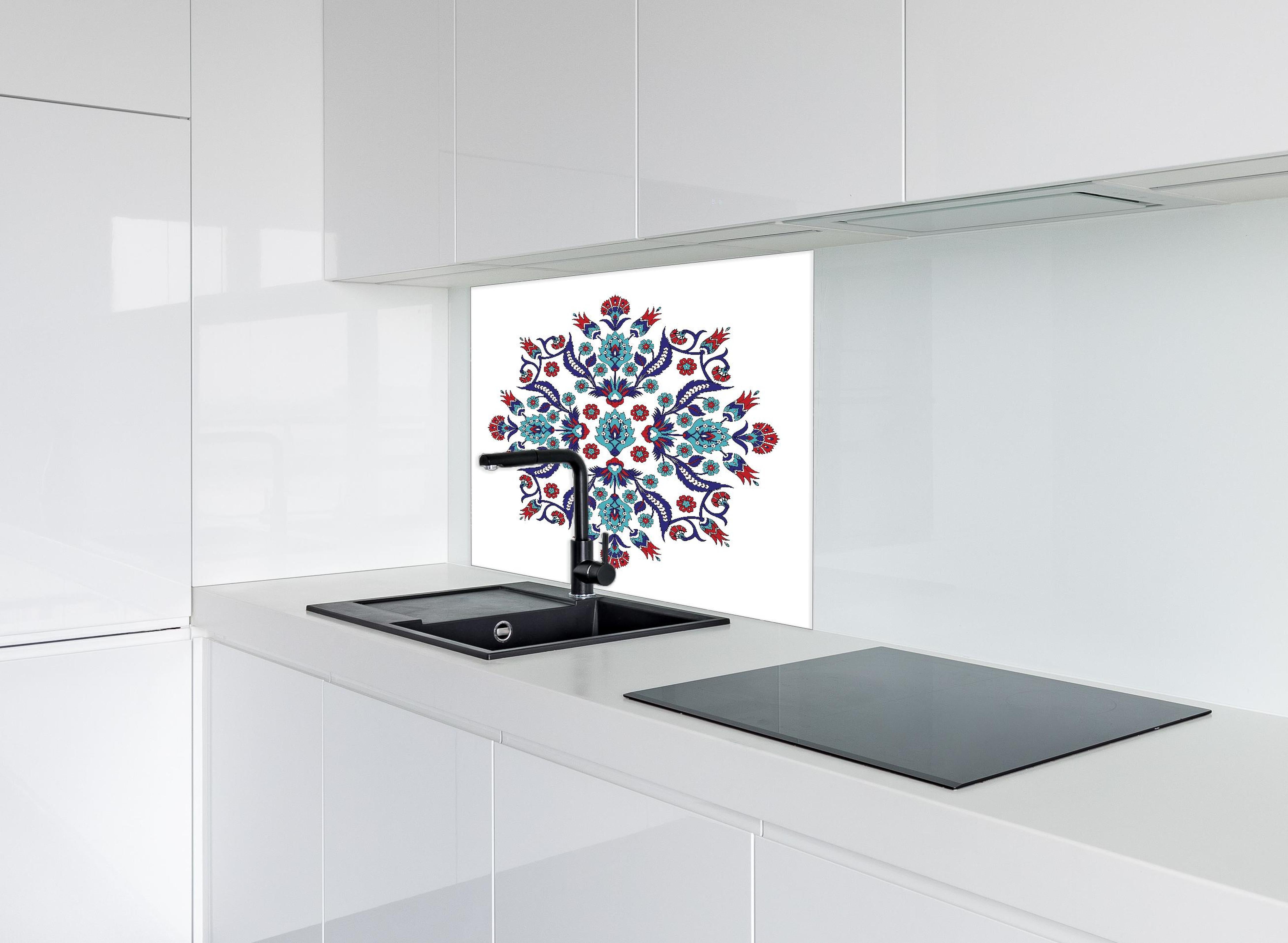 Spritzschutz - Dekoratives Mandala in Blau und Rot hinter einem Cerankochfeld zwischen Holz-Kochutensilien
