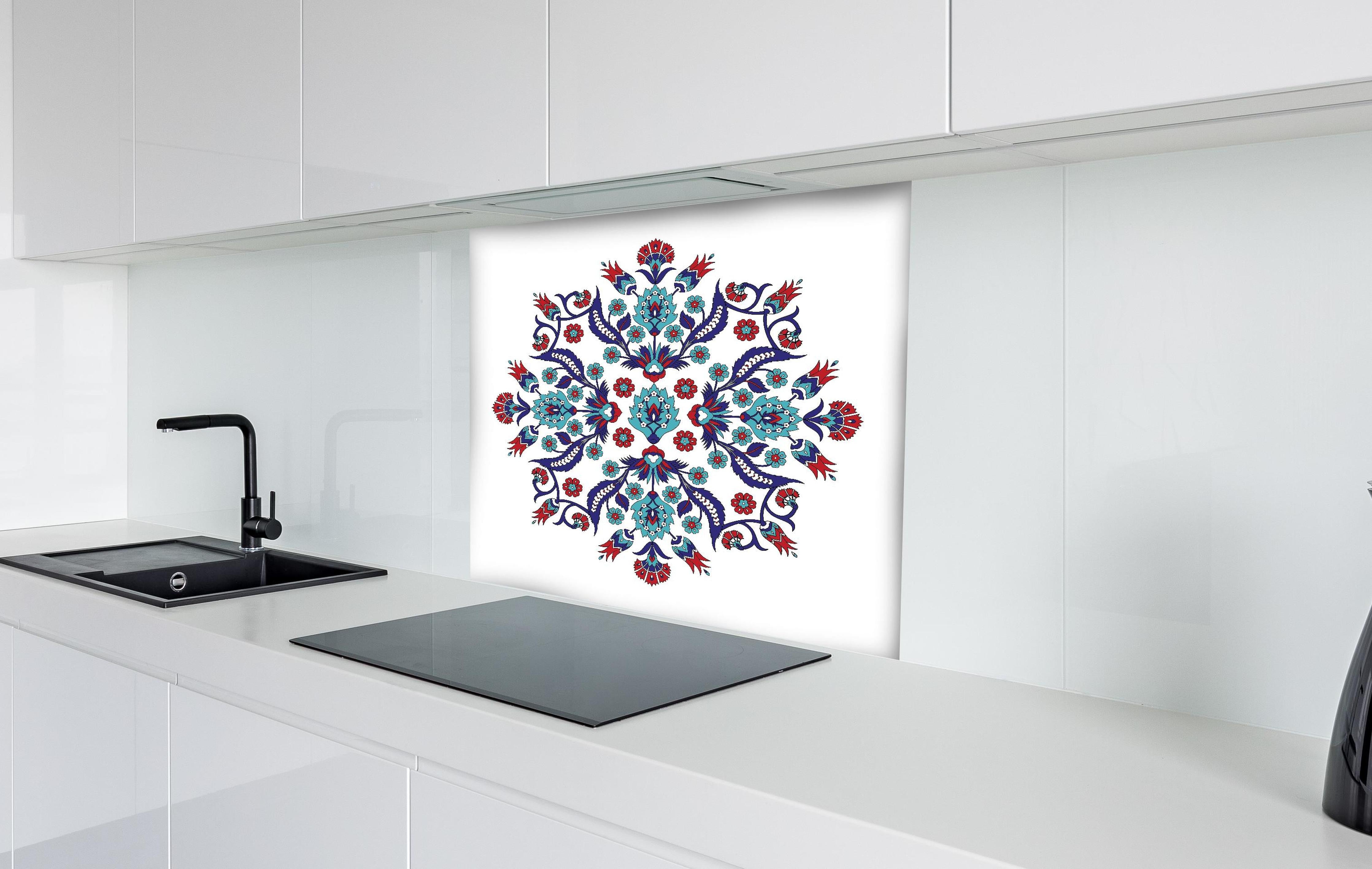 Spritzschutz - Dekoratives Mandala in Blau und Rot hinter einem Cerankochfeld zwischen Holz-Kochutensilien
