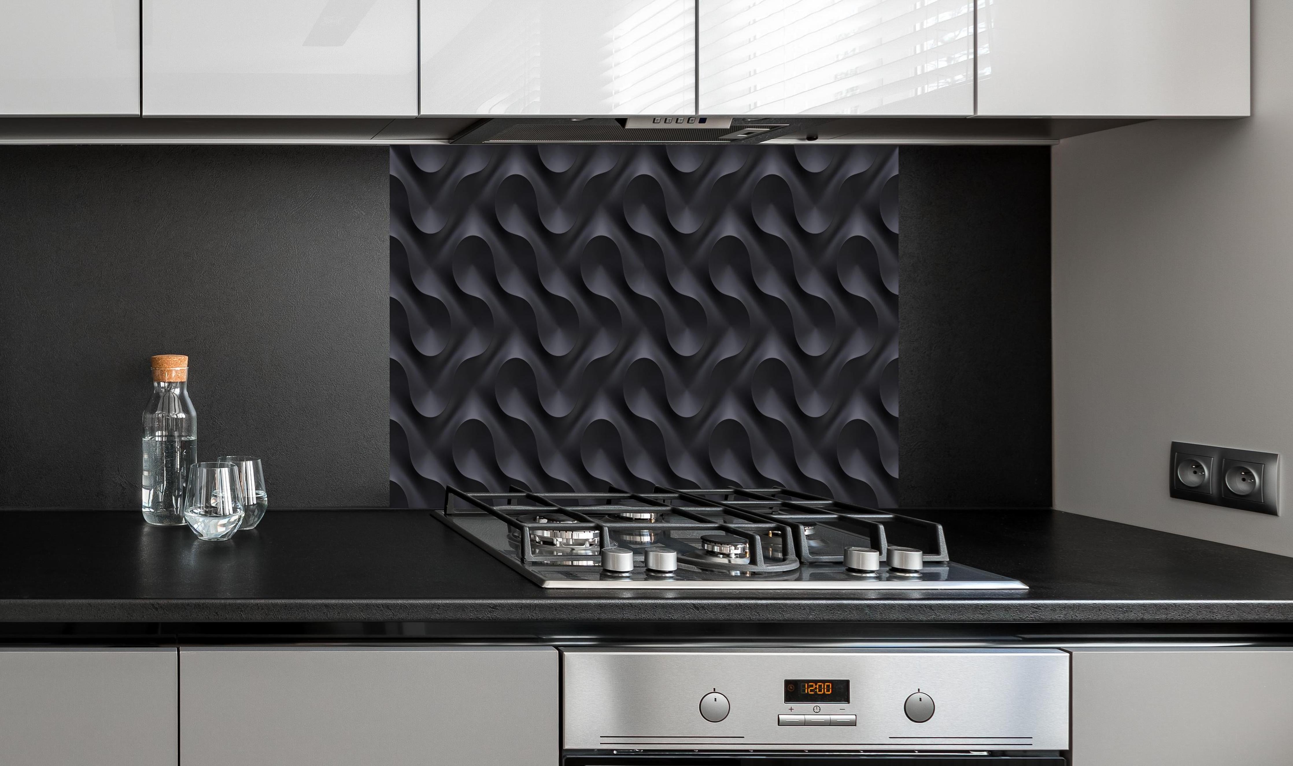 Spritzschutz - Dekoratives Wandpaneel Grau Wellenmuster hinter einem Cerankochfeld zwischen Holz-Kochutensilien
