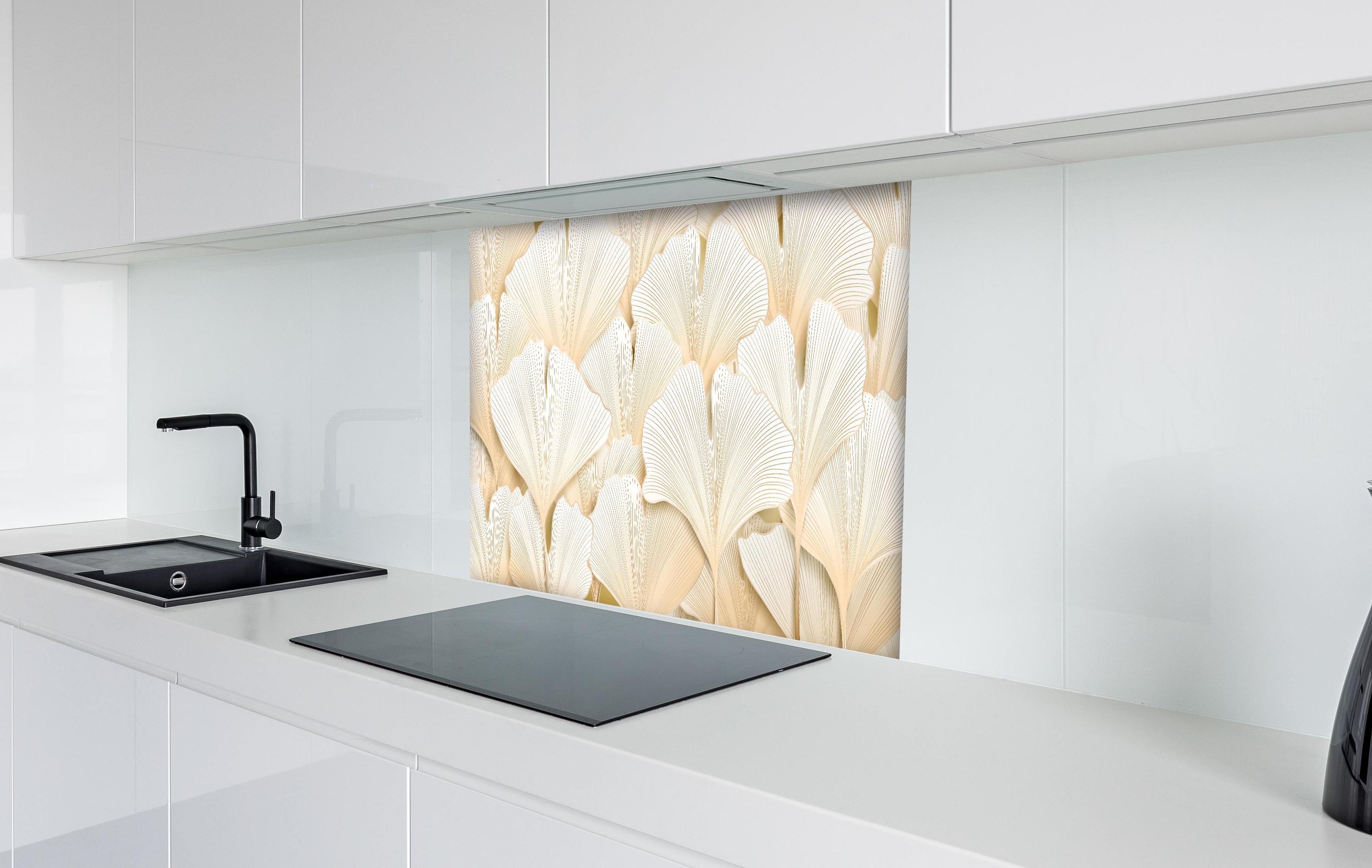 Spritzschutz - Dekoratives Weiß-Ginkgo-Struktur Wandbild hinter einem Cerankochfeld zwischen Holz-Kochutensilien
