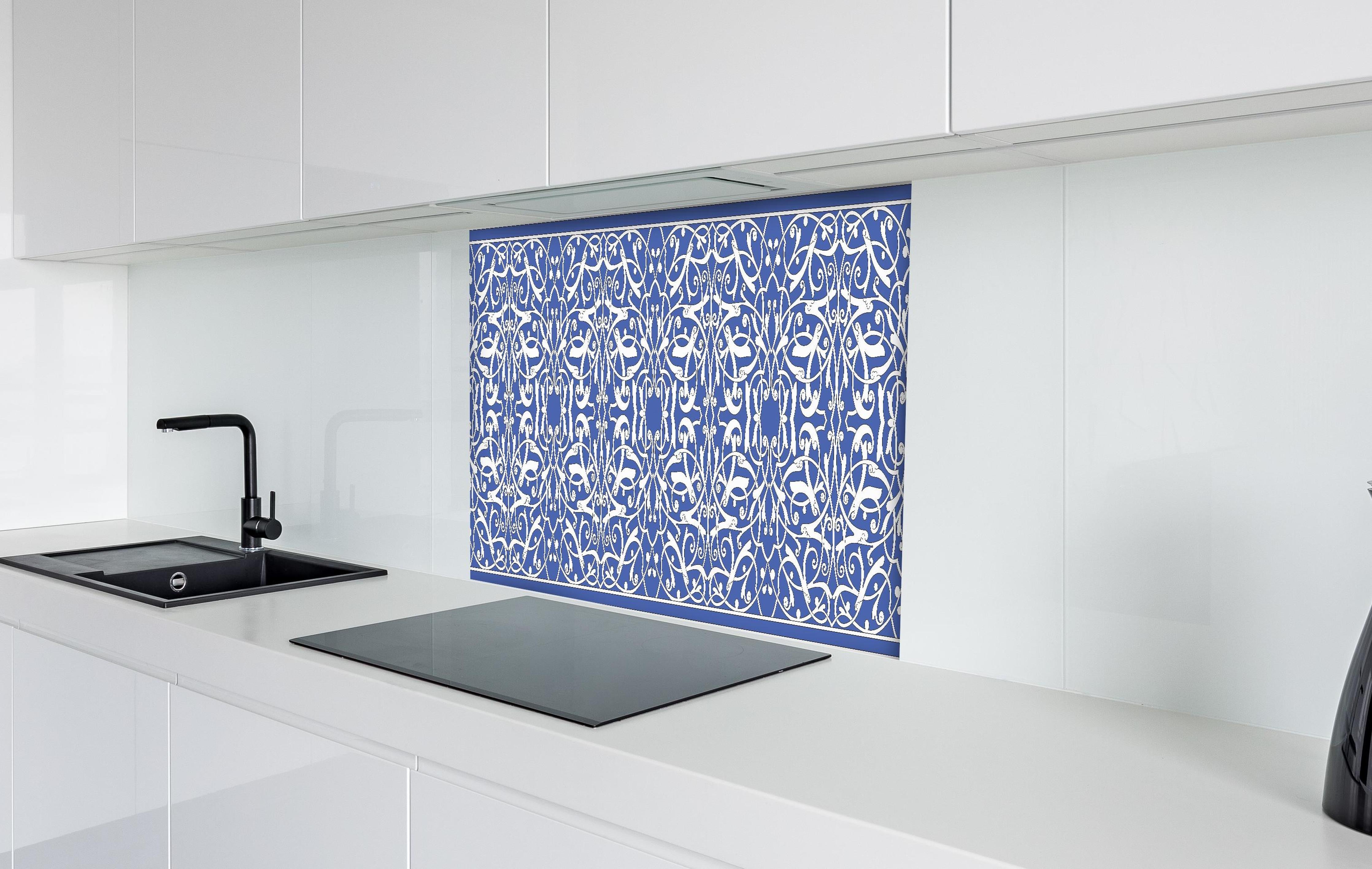 Spritzschutz - Dekoratives blau-weißes Ornament-Motiv hinter einem Cerankochfeld zwischen Holz-Kochutensilien
