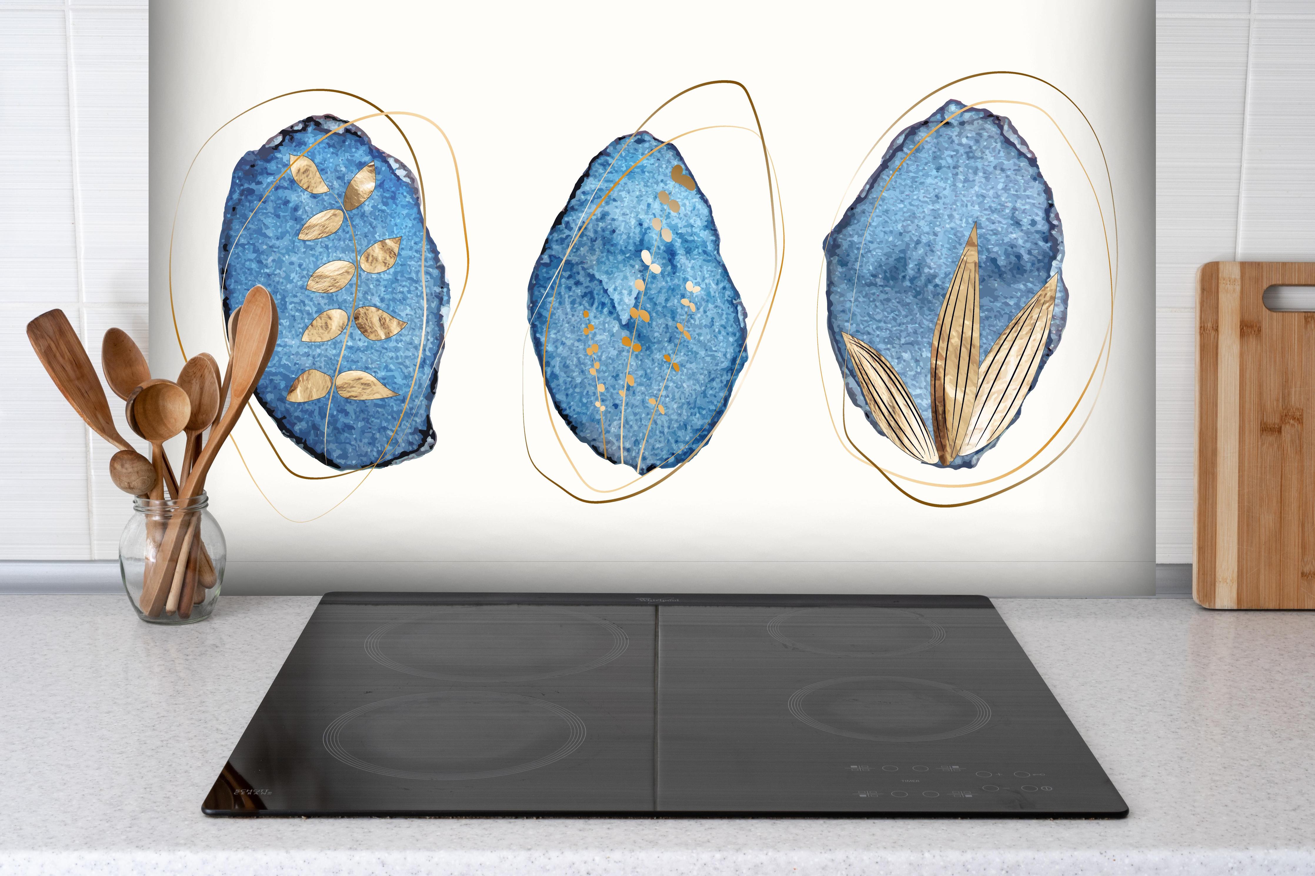 Spritzschutz - Denim-Blau Textil Kunstdruck mit Naturmotiven hinter einem Cerankochfeld zwischen Holz-Kochutensilien
