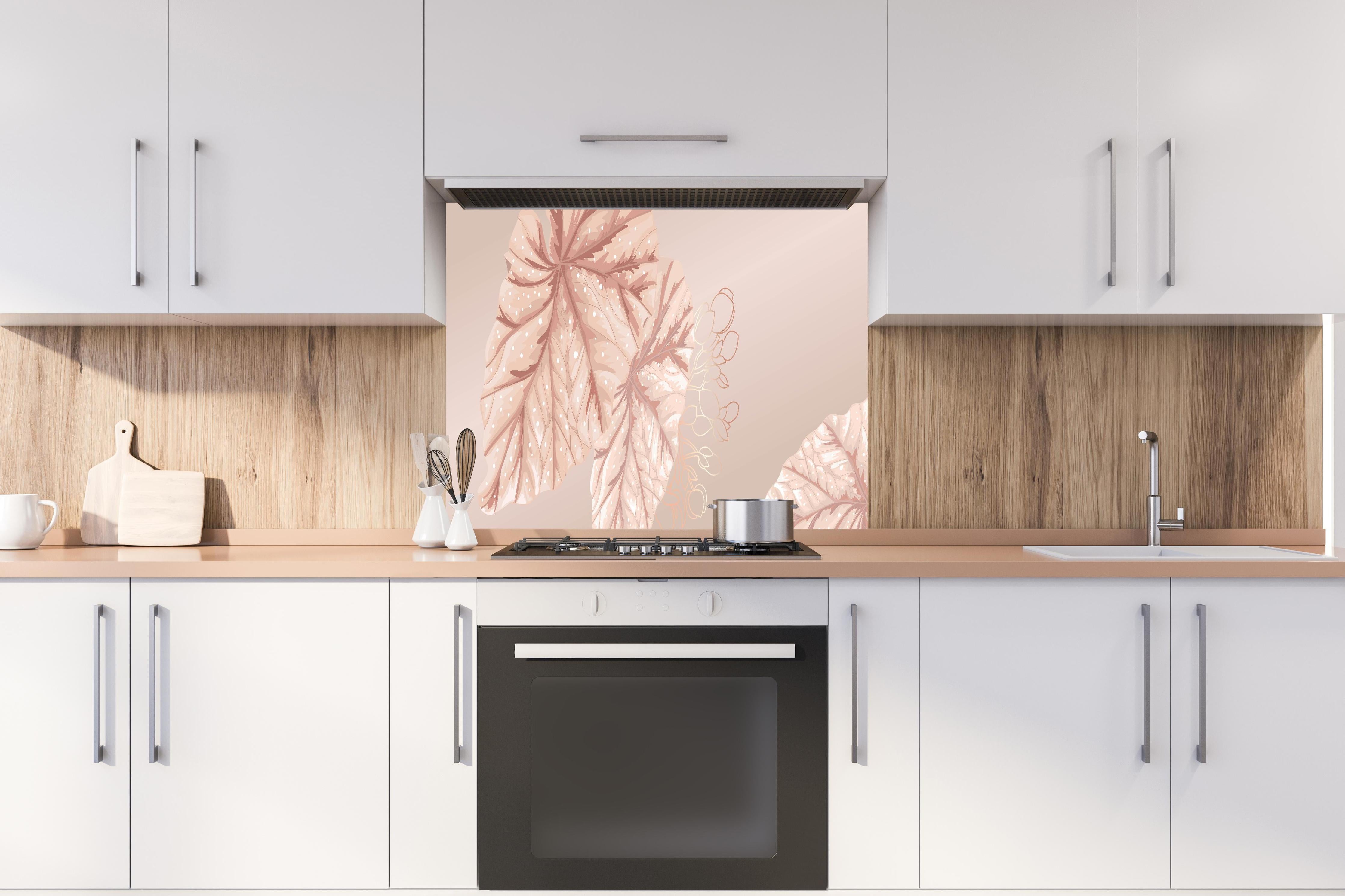 Spritzschutz - Design Blüten Blatt Illustration Beige hinter einem Cerankochfeld zwischen Holz-Kochutensilien
