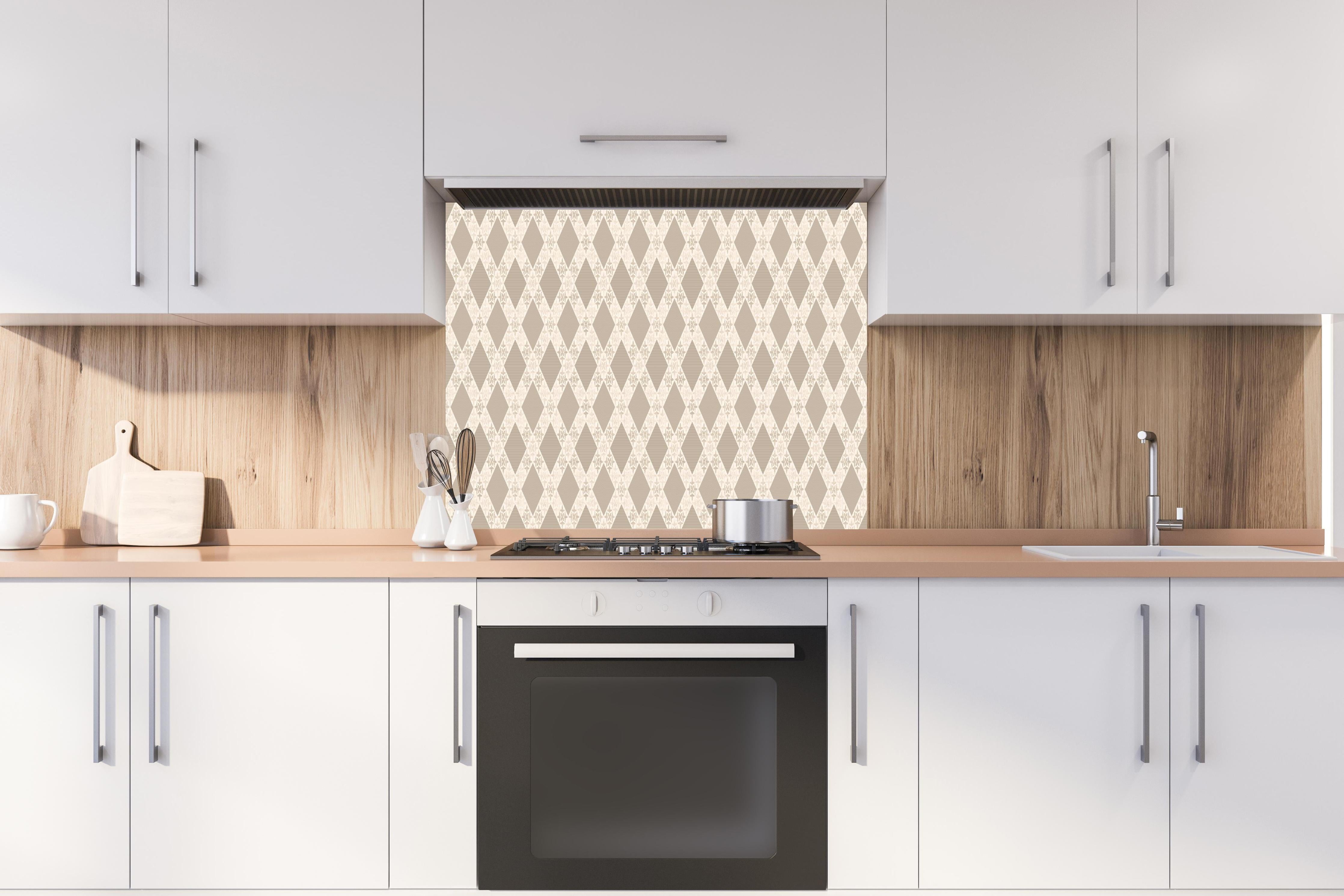 Spritzschutz - Design im Ornament Muster hinter einem Cerankochfeld zwischen Holz-Kochutensilien
