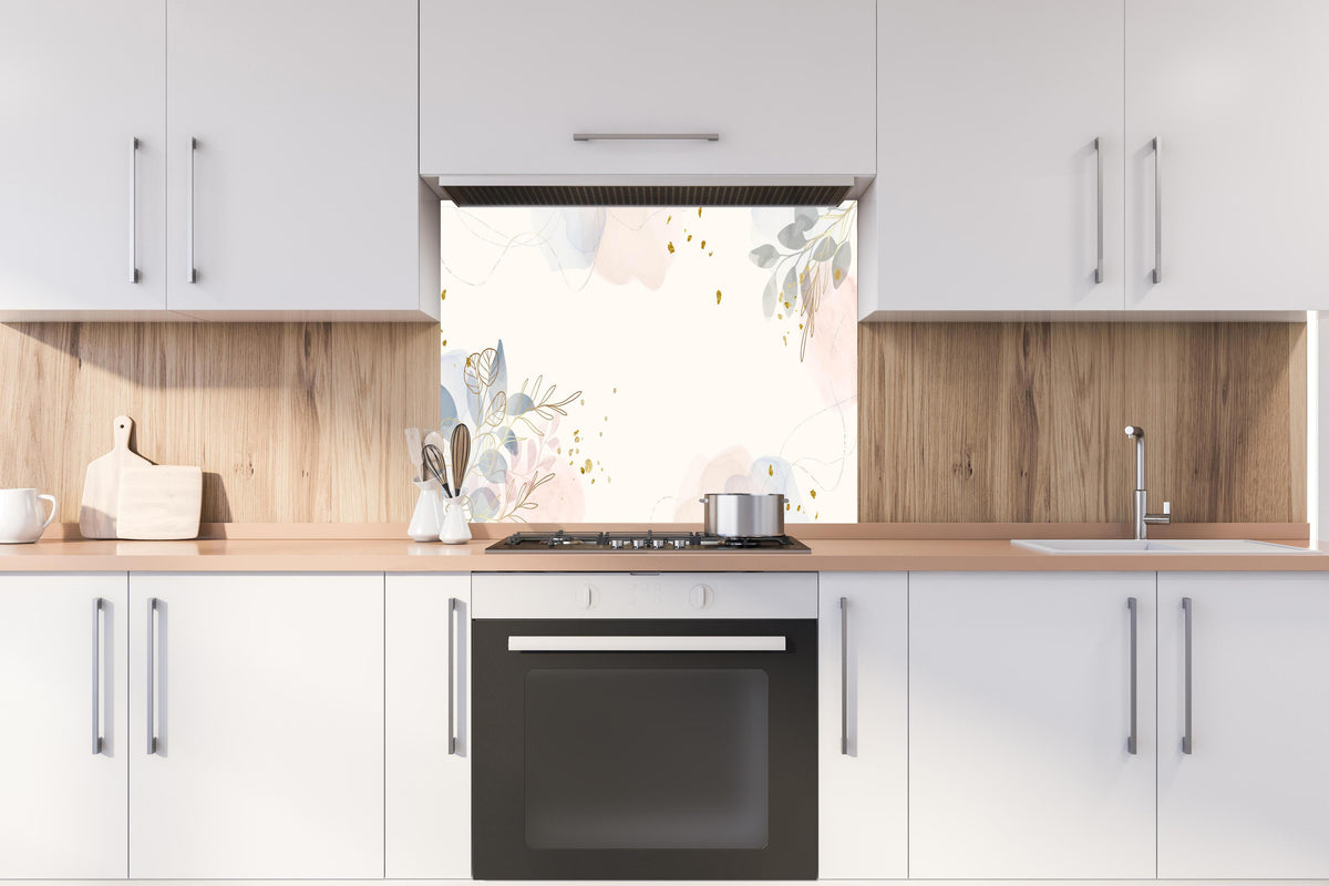 Spritzschutz - Design mit Blüten und Blättern in Pastell hinter einem Cerankochfeld zwischen Holz-Kochutensilien
