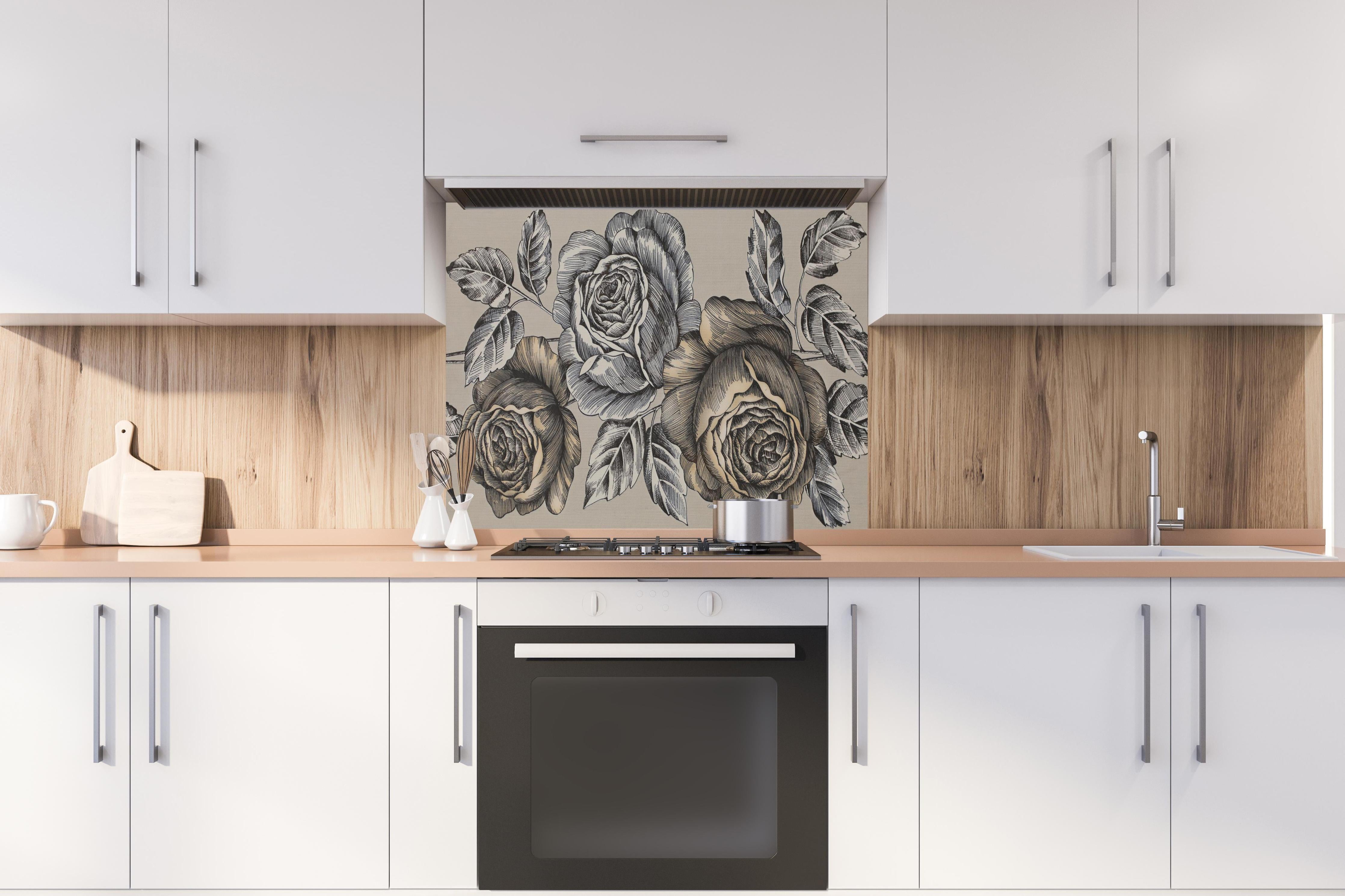 Spritzschutz - Detaillierte Grauton Rosen Illustration hinter einem Cerankochfeld zwischen Holz-Kochutensilien
