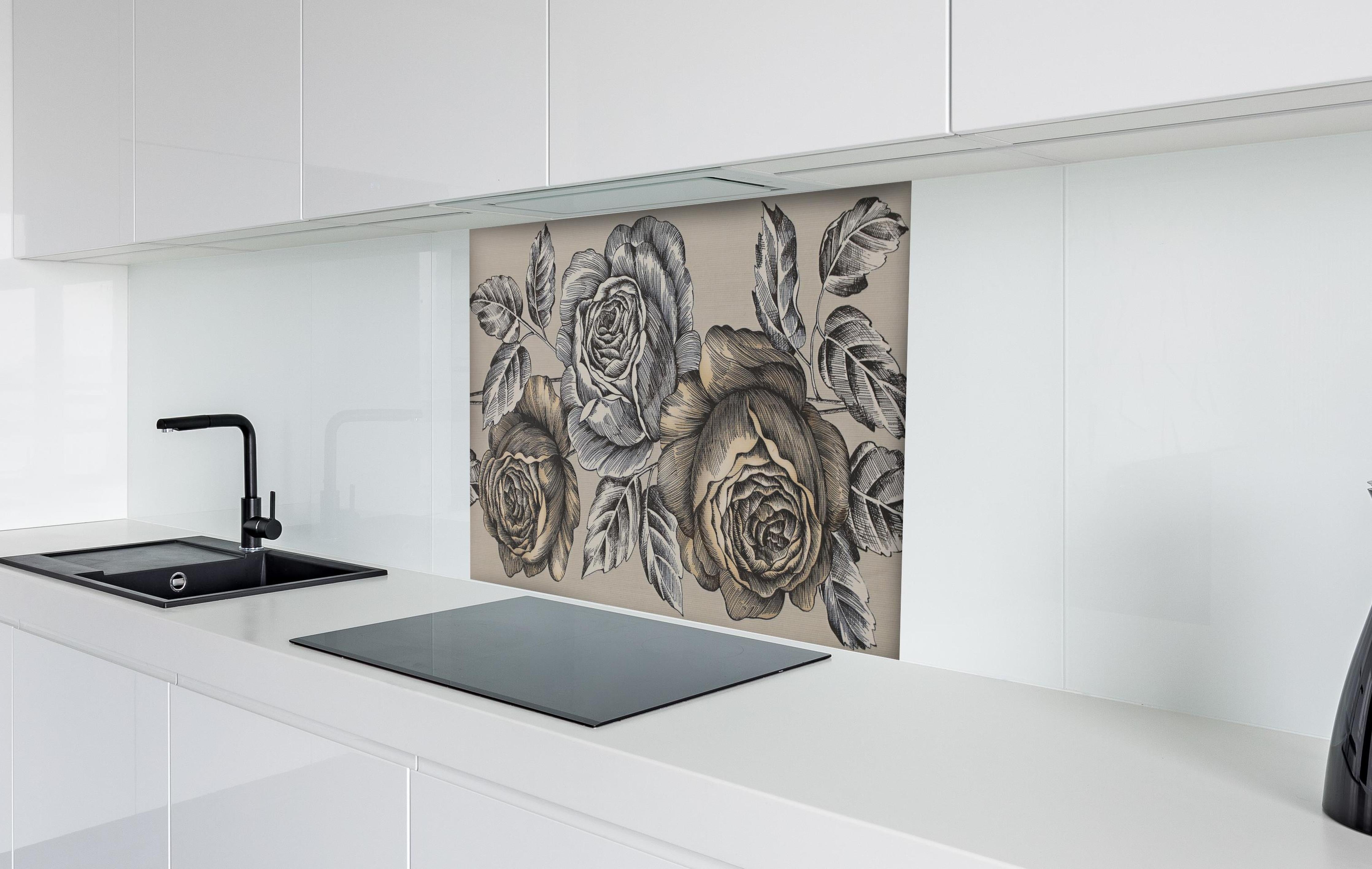Spritzschutz - Detaillierte Grauton Rosen Illustration hinter einem Cerankochfeld zwischen Holz-Kochutensilien
