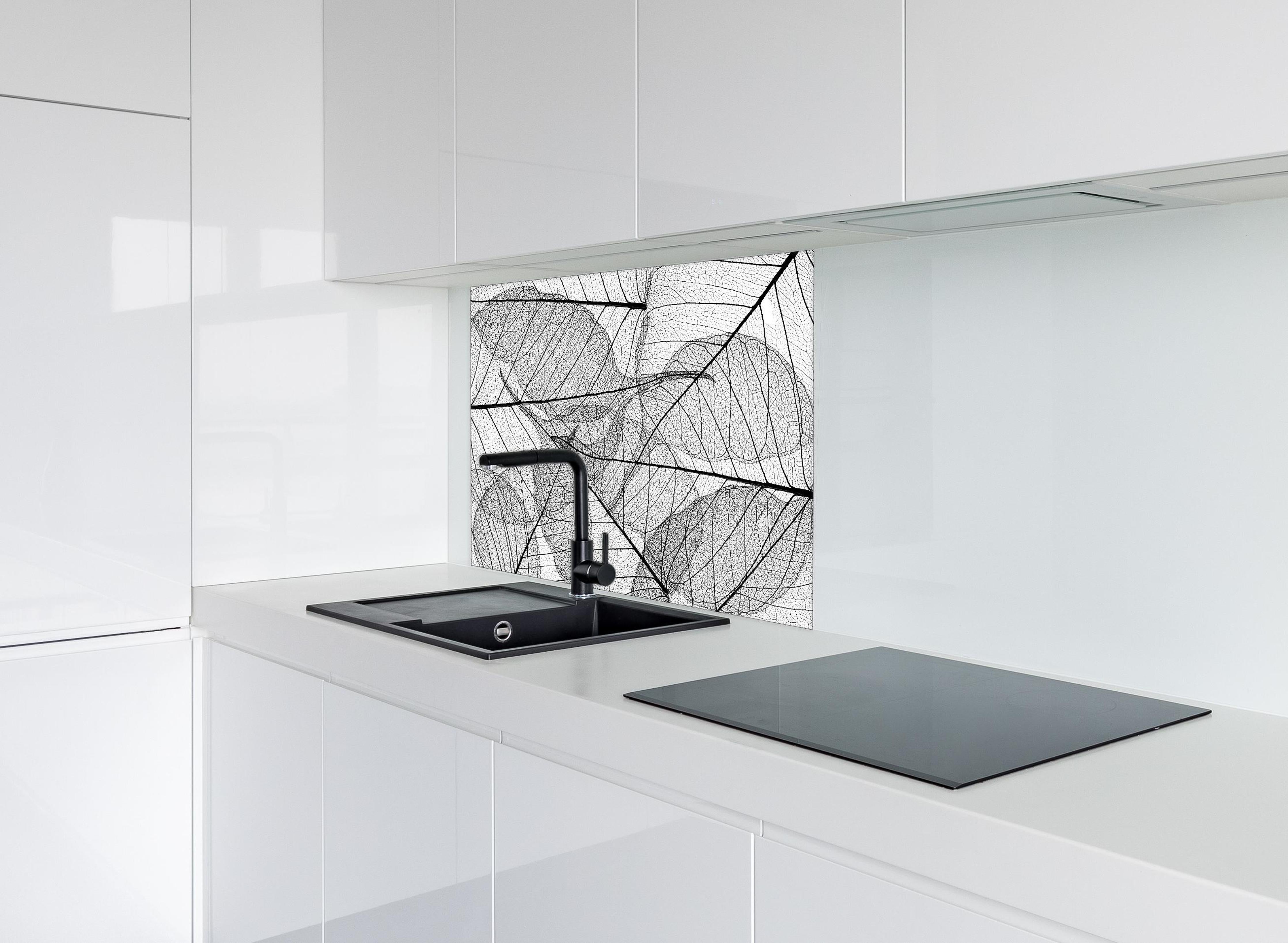Spritzschutz - Detaillierte Schwarz-Weiße Laubtextur hinter einem Cerankochfeld zwischen Holz-Kochutensilien
