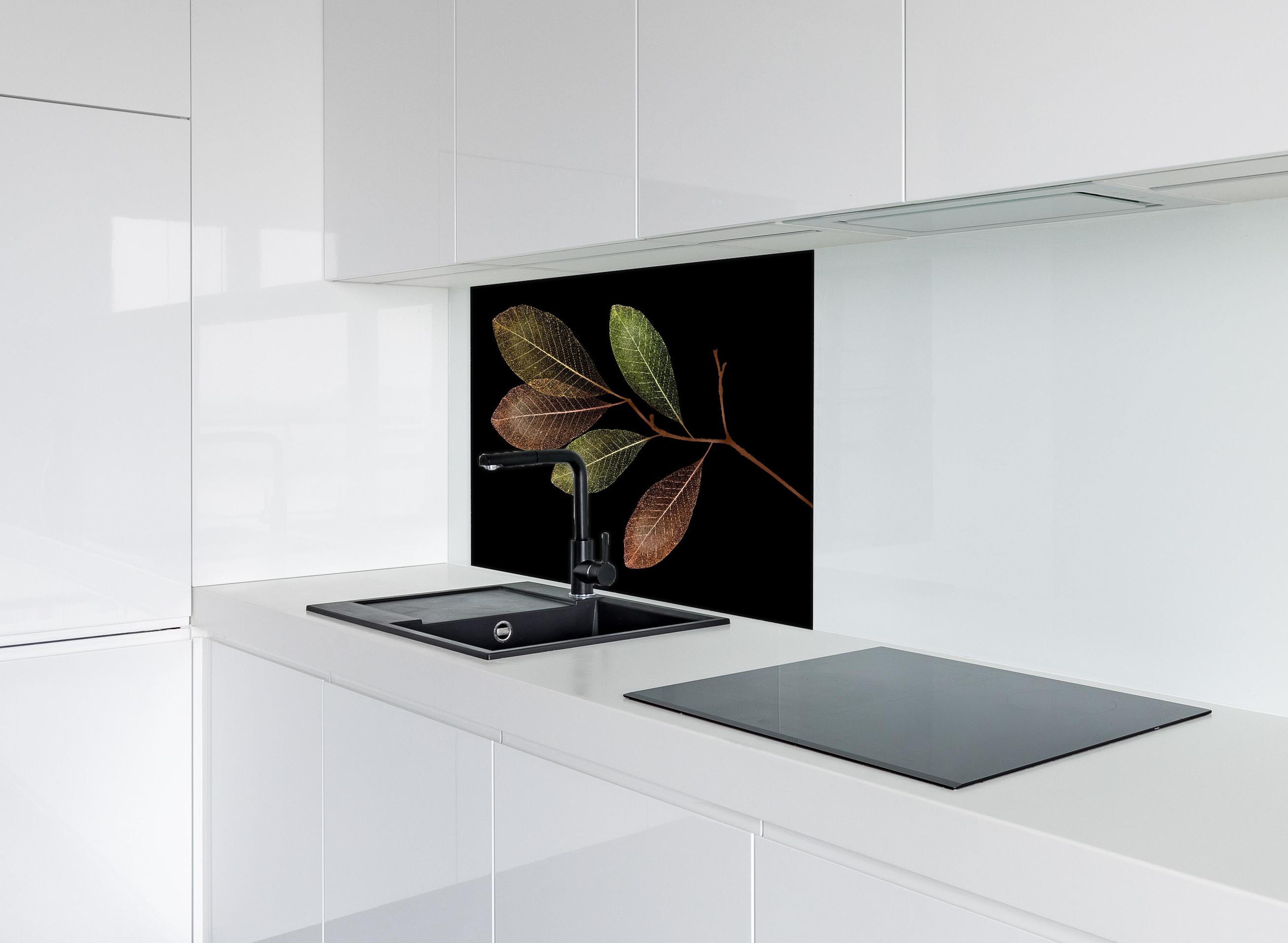 Spritzschutz - Detaillierte grün-braune Blattvenen Struktur hinter einem Cerankochfeld zwischen Holz-Kochutensilien
