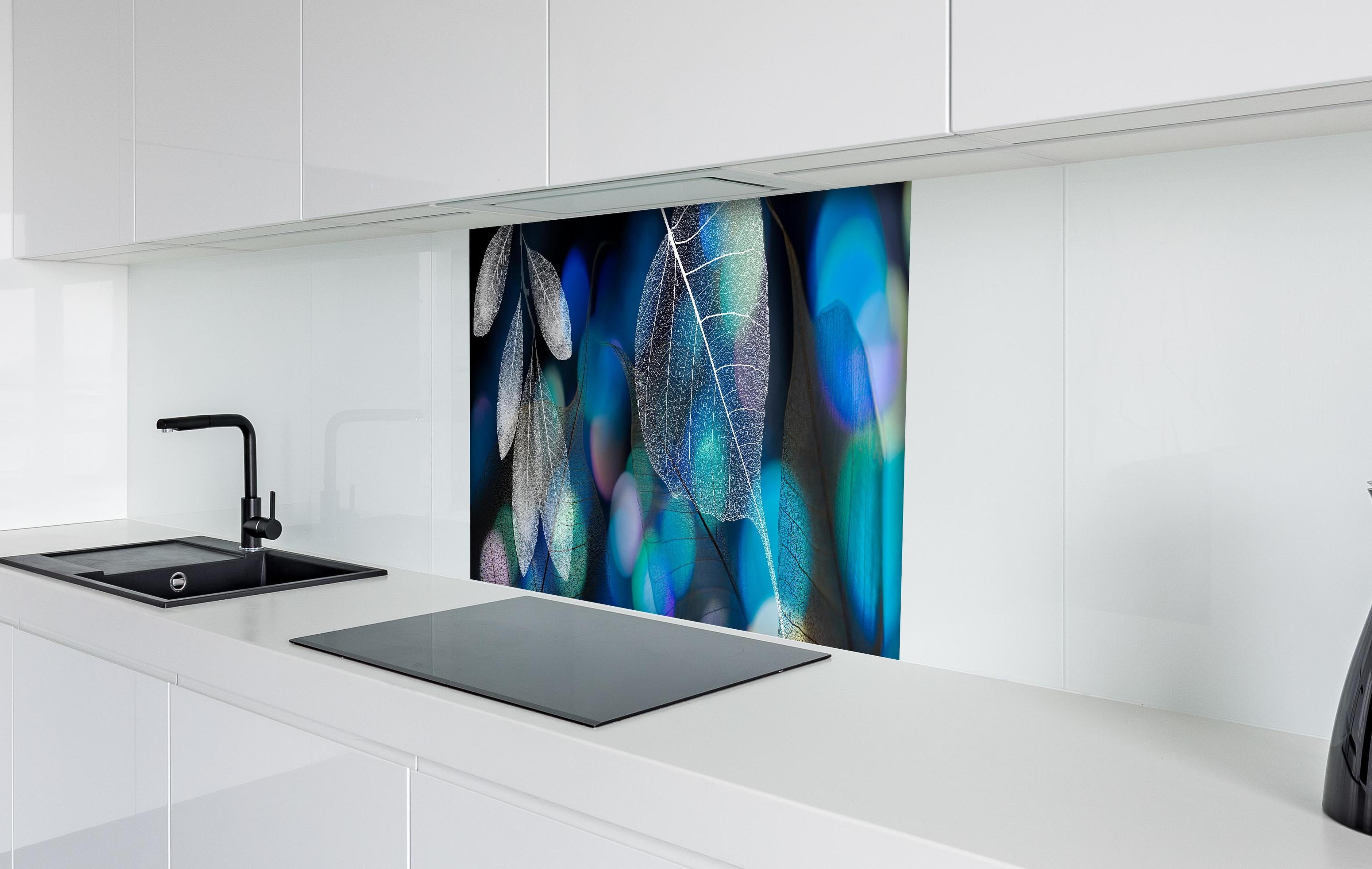 Spritzschutz - Detailreiche Blattadern Textur und Bokeh Lichter hinter einem Cerankochfeld zwischen Holz-Kochutensilien
