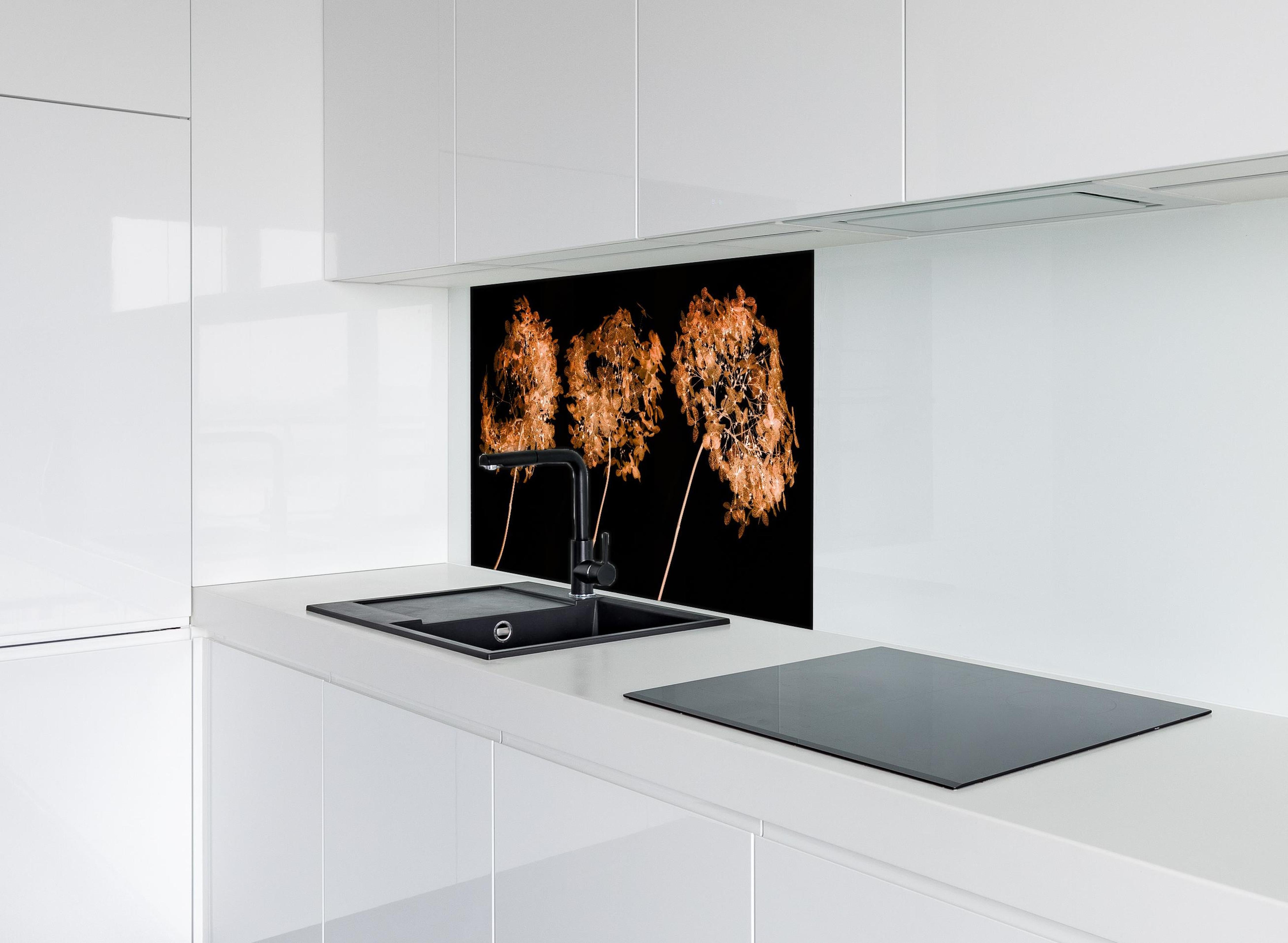 Spritzschutz - Detailreiche Hortensien Makrofotografie hinter einem Cerankochfeld zwischen Holz-Kochutensilien
