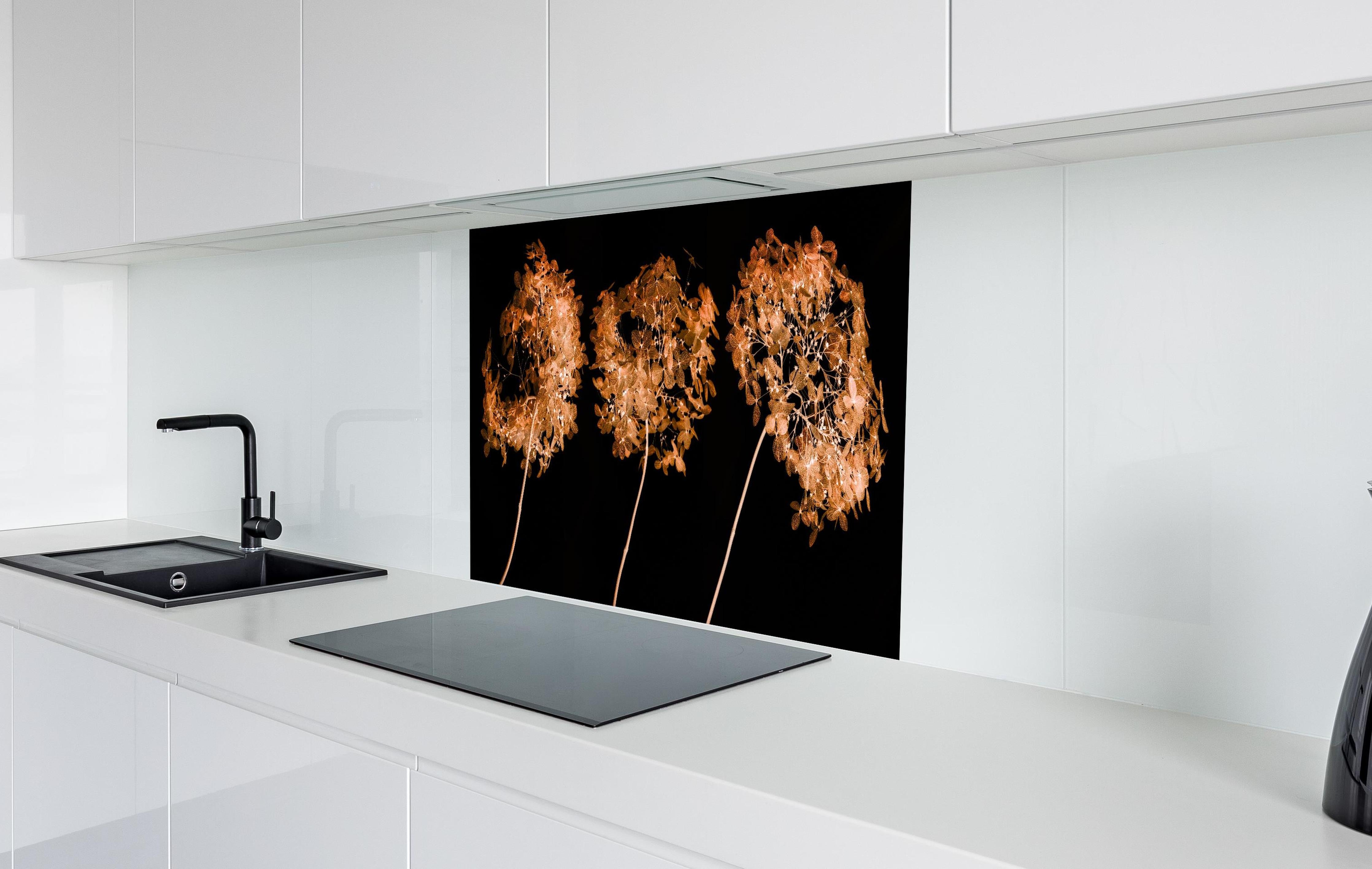 Spritzschutz - Detailreiche Hortensien Makrofotografie hinter einem Cerankochfeld zwischen Holz-Kochutensilien
