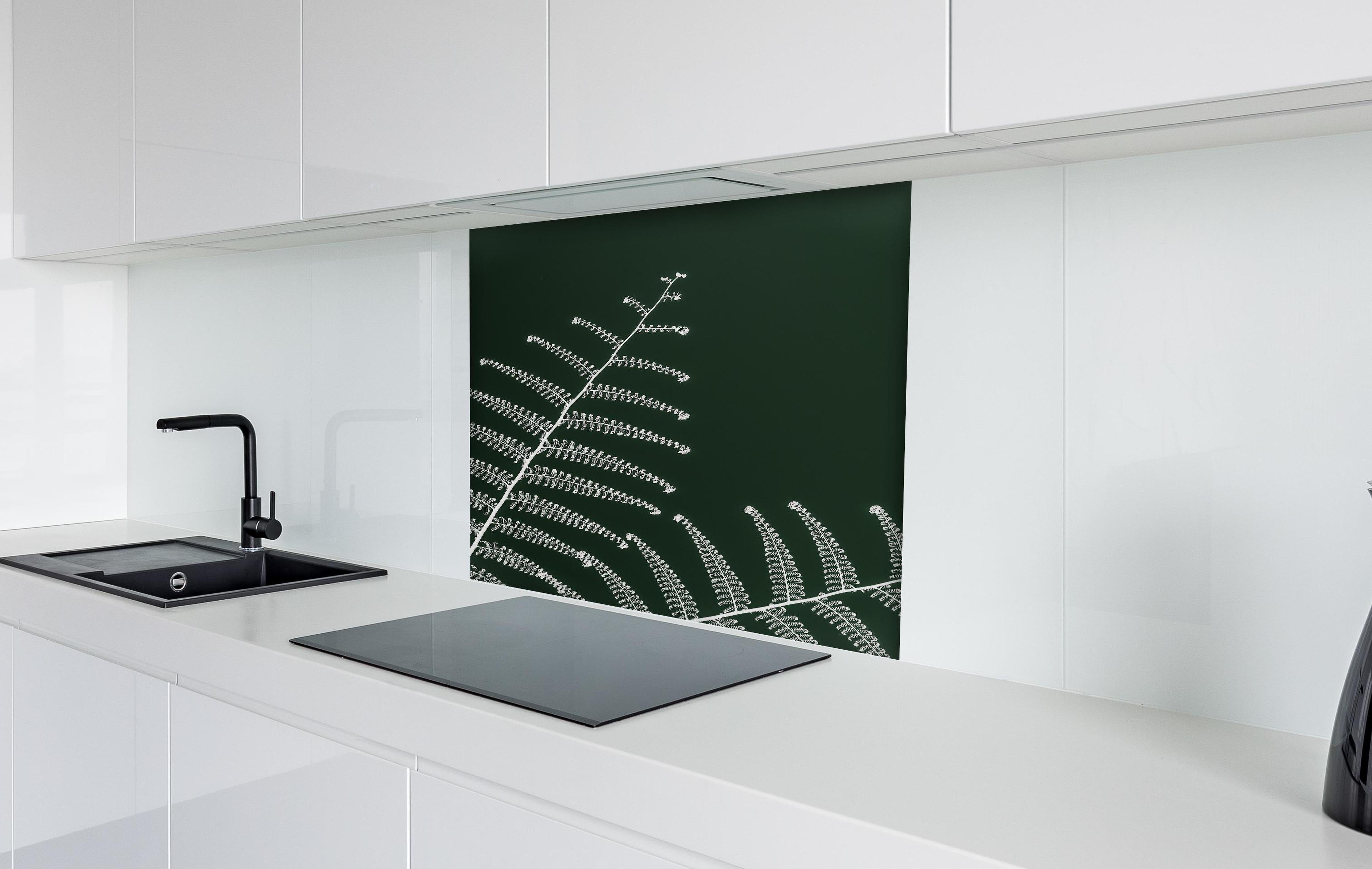 Spritzschutz - Detailreiches, grünes Wald-Farn-Motiv hinter einem Cerankochfeld zwischen Holz-Kochutensilien
