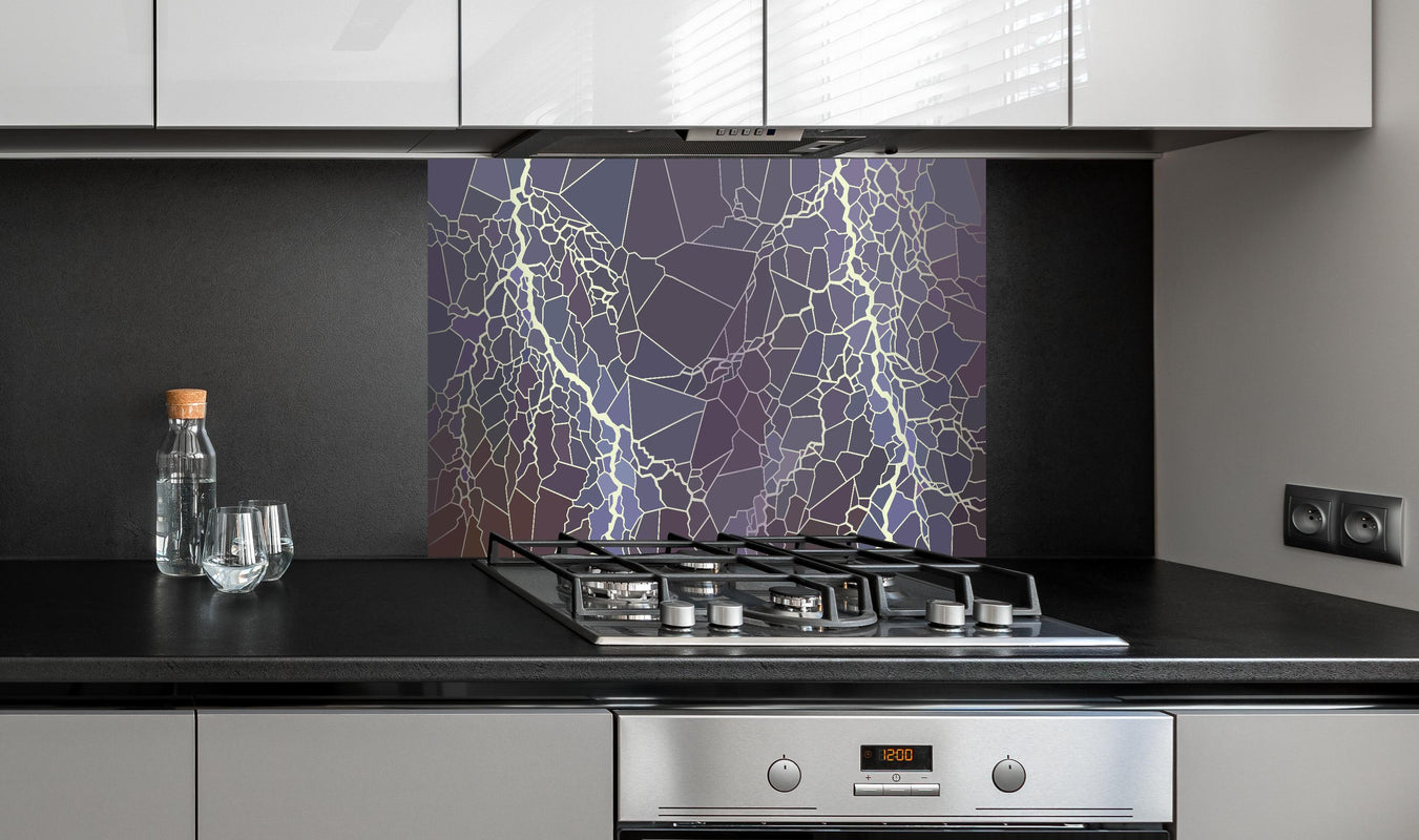 Spritzschutz - Digital Art Blau-Violettes Muster Design hinter einem Cerankochfeld zwischen Holz-Kochutensilien
