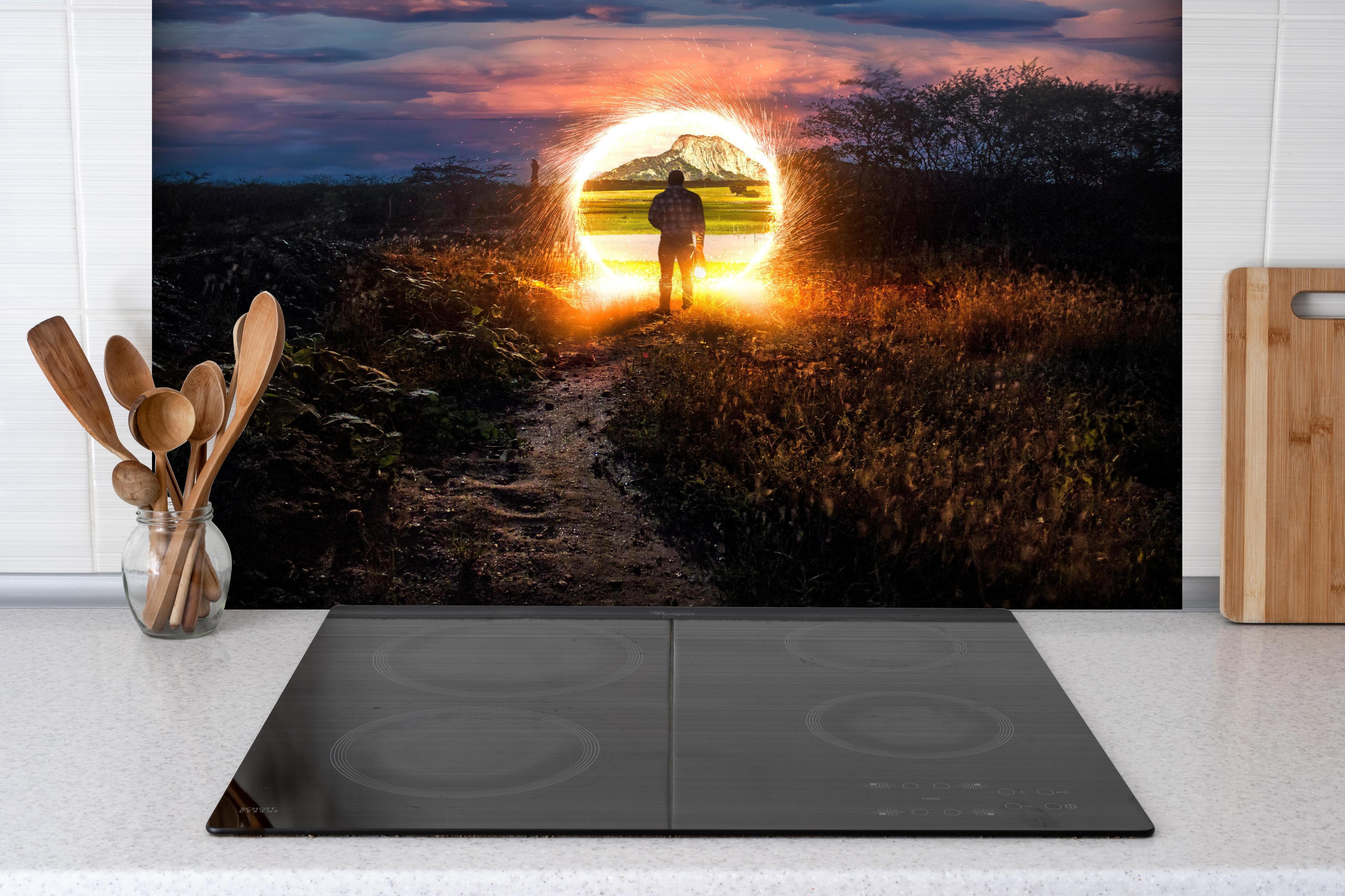 Spritzschutz - Doctor Strange - Marvel hinter einem Cerankochfeld zwischen Holz-Kochutensilien
