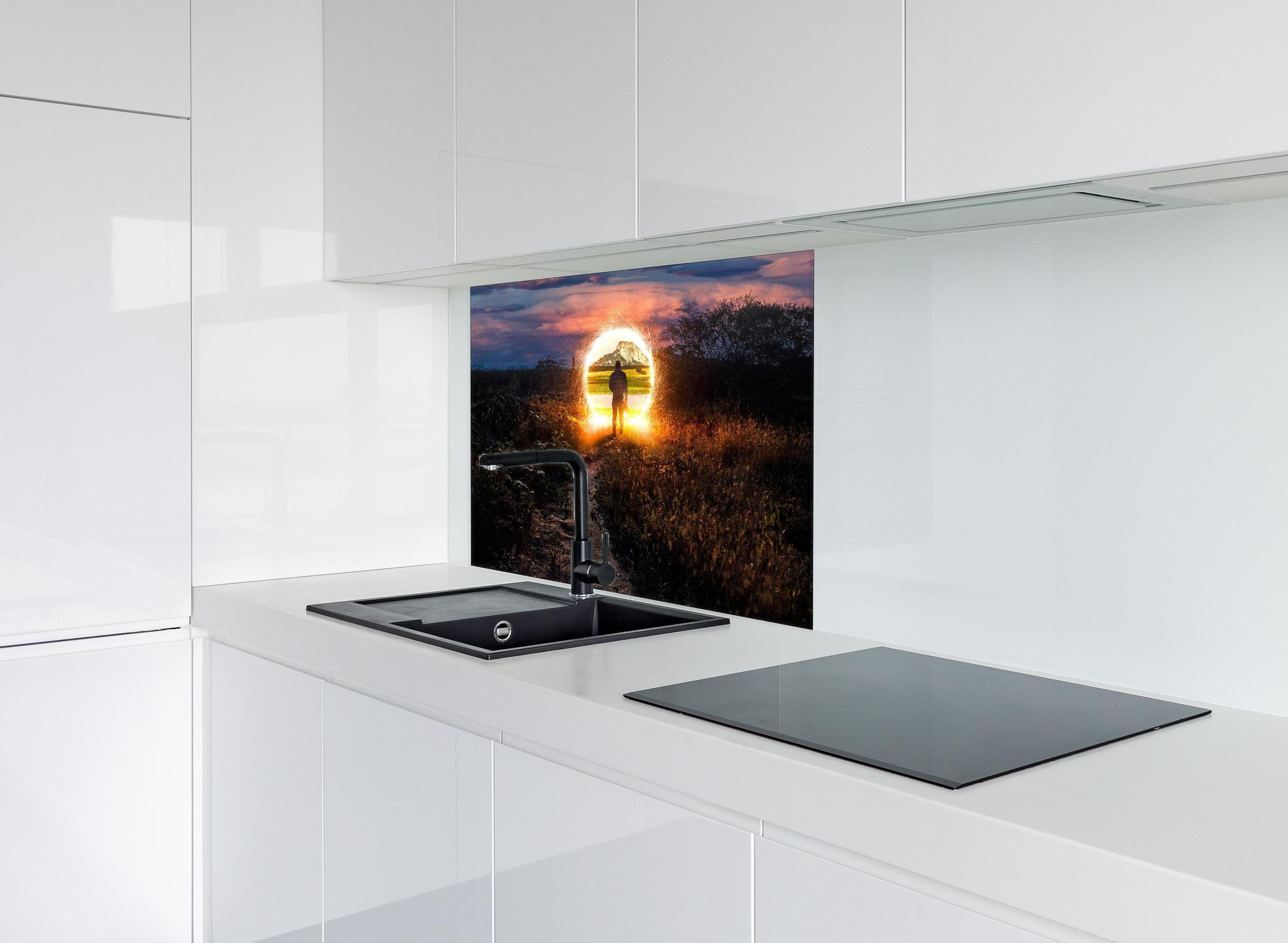 Spritzschutz - Doctor Strange - Marvel hinter einem Cerankochfeld zwischen Holz-Kochutensilien
