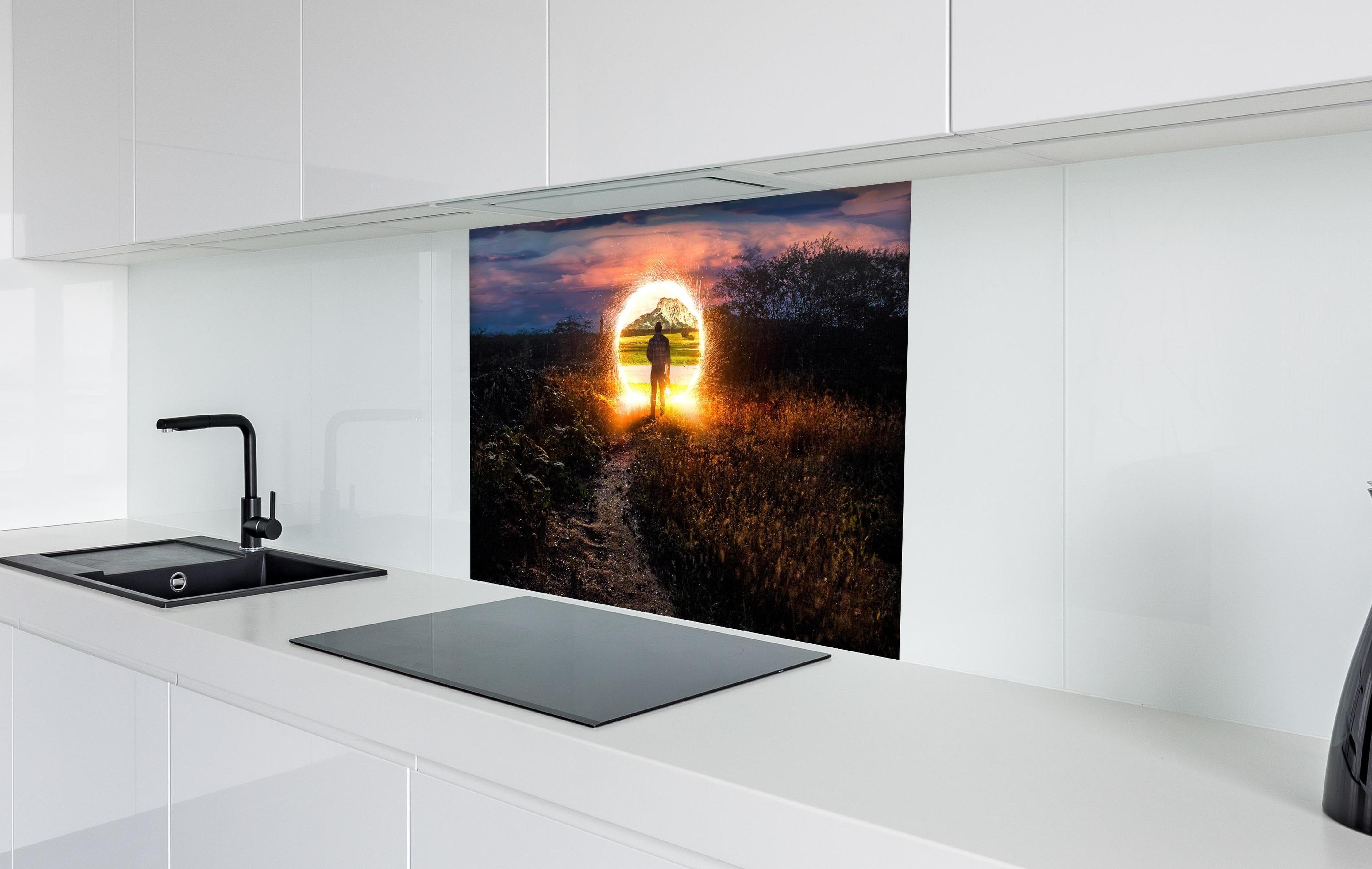 Spritzschutz - Doctor Strange - Marvel hinter einem Cerankochfeld zwischen Holz-Kochutensilien
