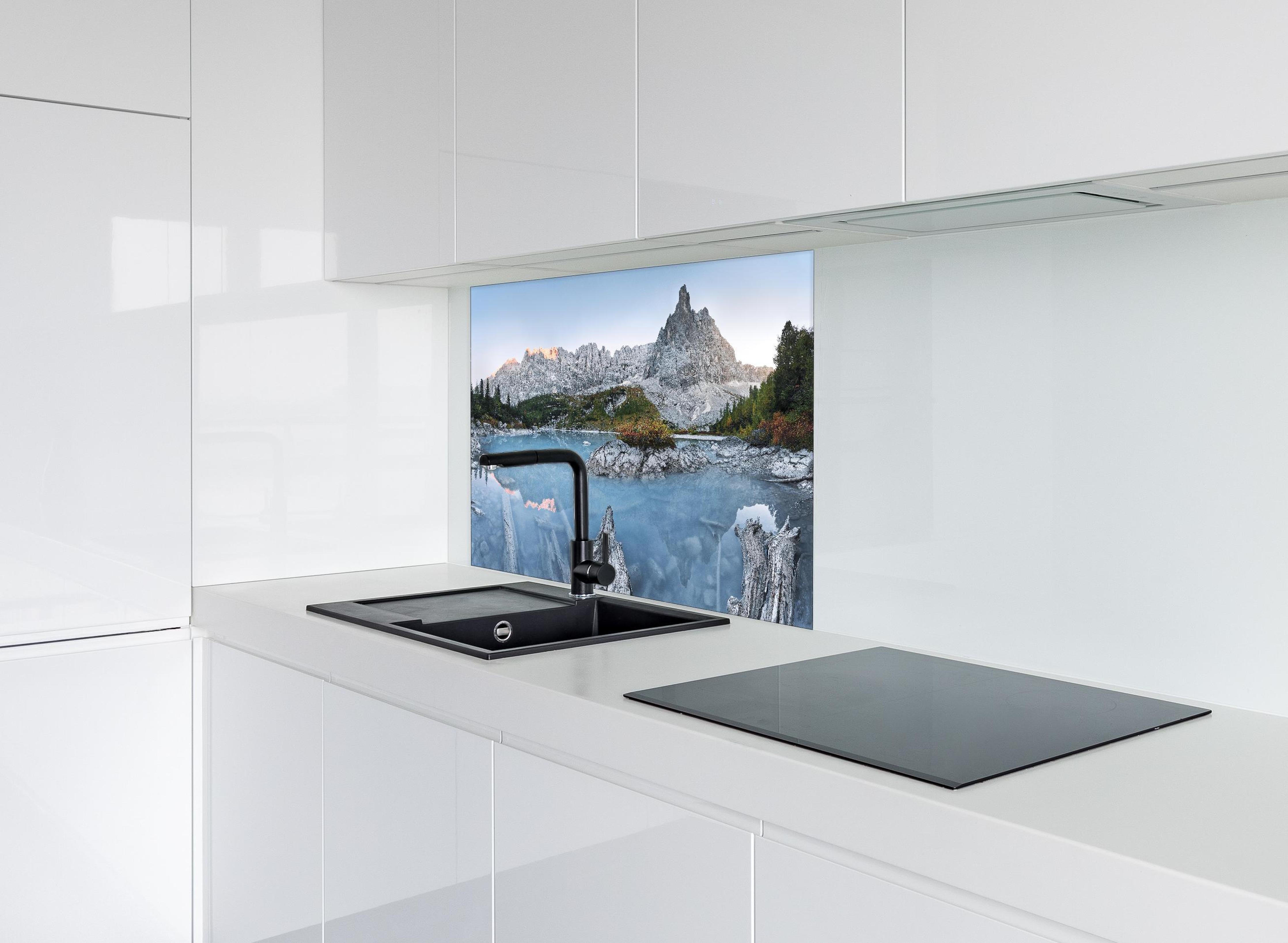 Spritzschutz - Dolomiten Seelandschaft im Abendlicht hinter einem Cerankochfeld zwischen Holz-Kochutensilien
