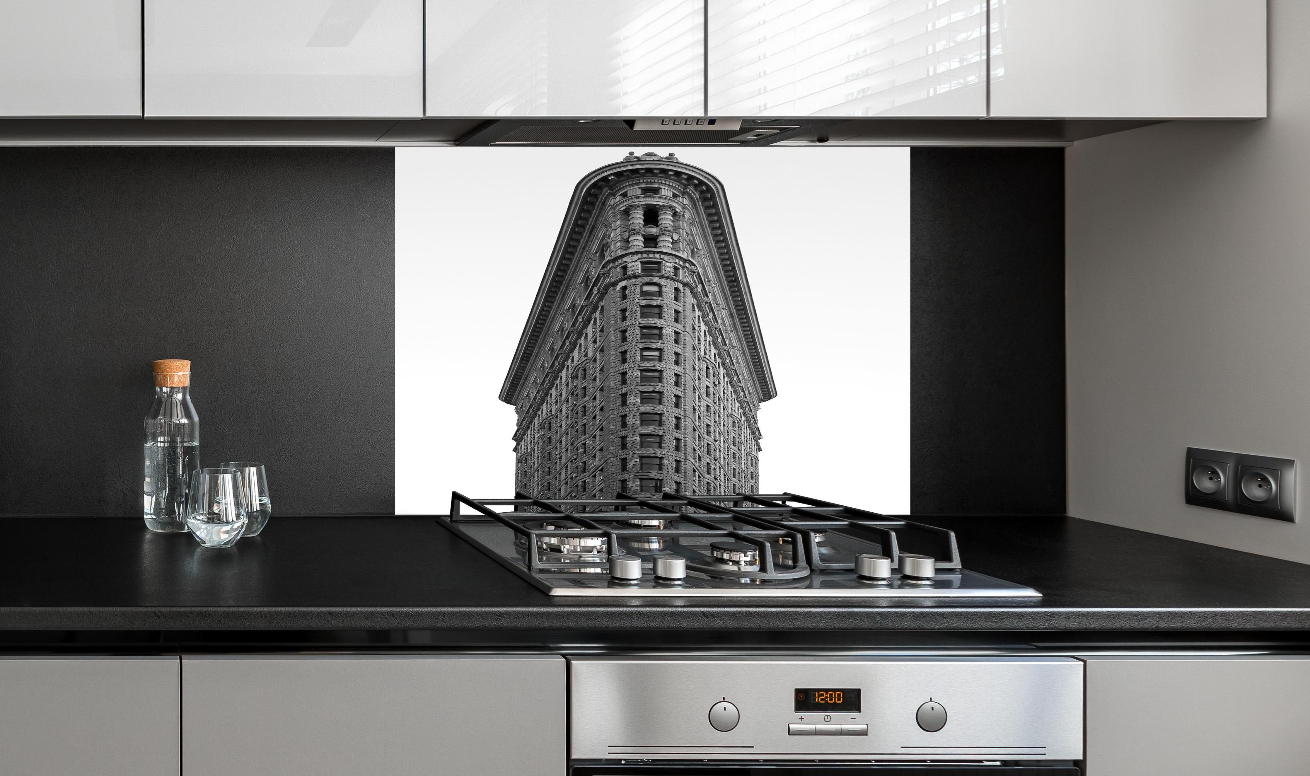 Spritzschutz - Down Town hinter einem Cerankochfeld zwischen Holz-Kochutensilien
