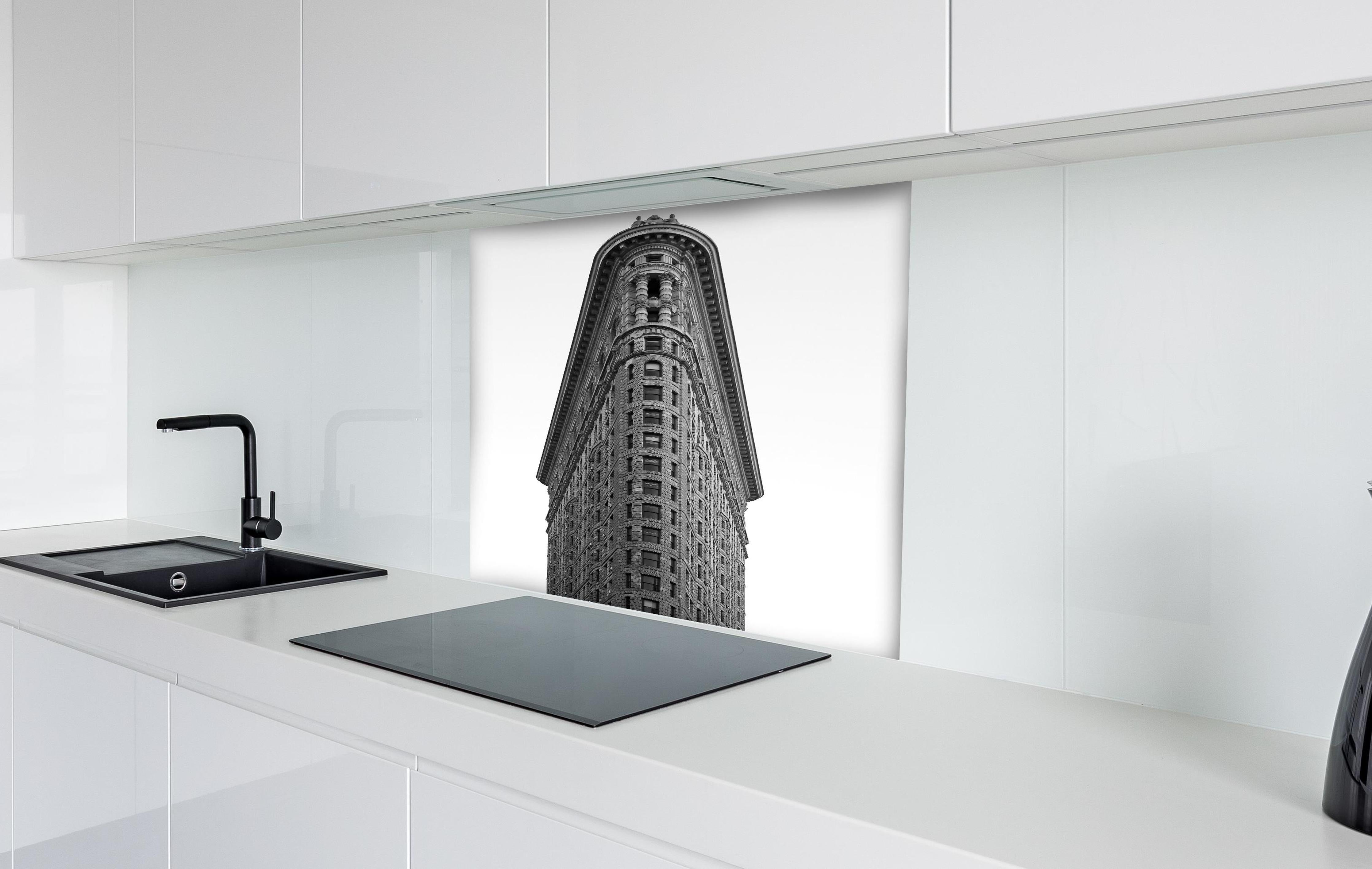 Spritzschutz - Down Town hinter einem Cerankochfeld zwischen Holz-Kochutensilien
