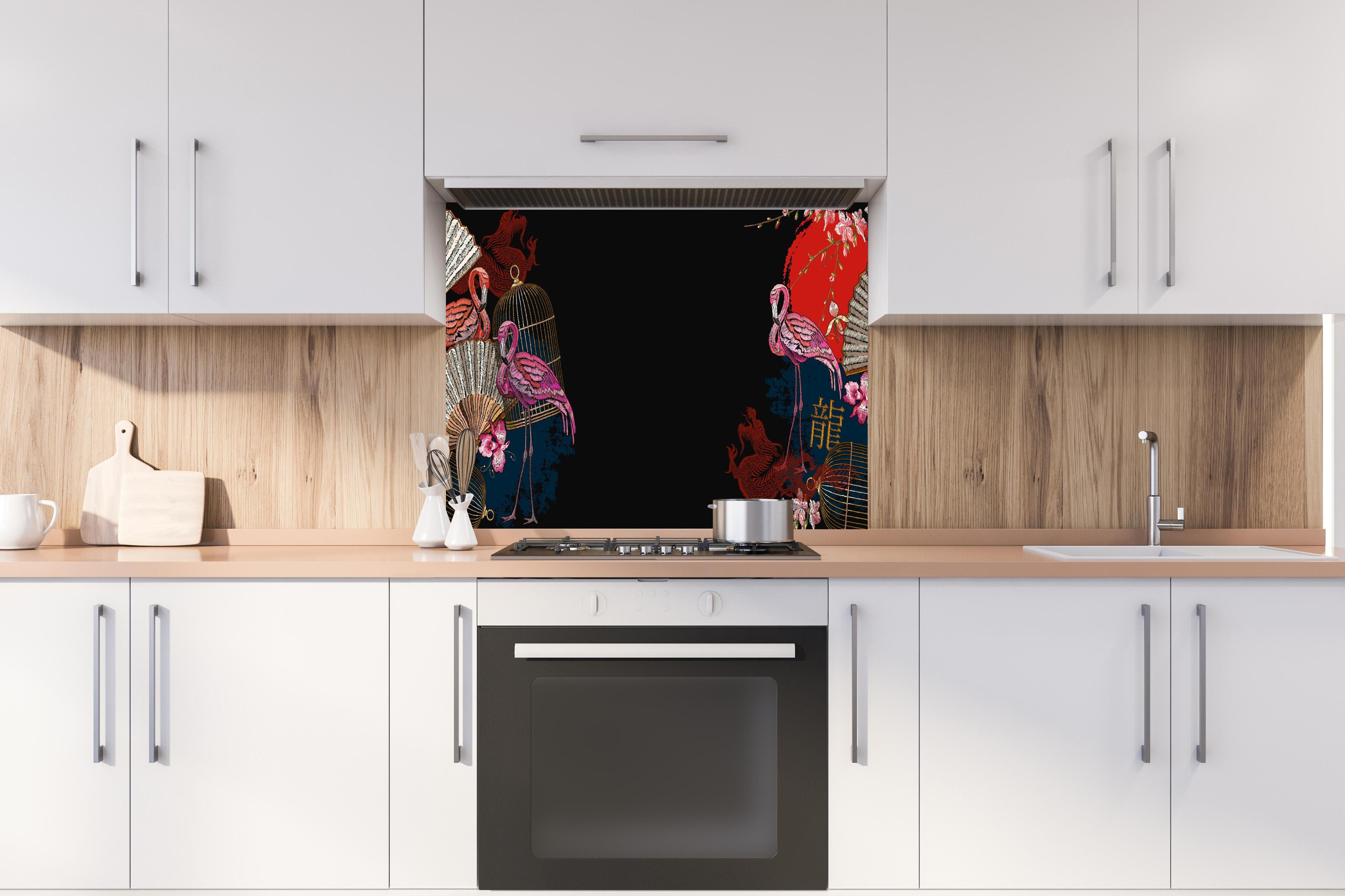 Spritzschutz - Drachen & Flamigos - Stickmuster hinter einem Cerankochfeld zwischen Holz-Kochutensilien
