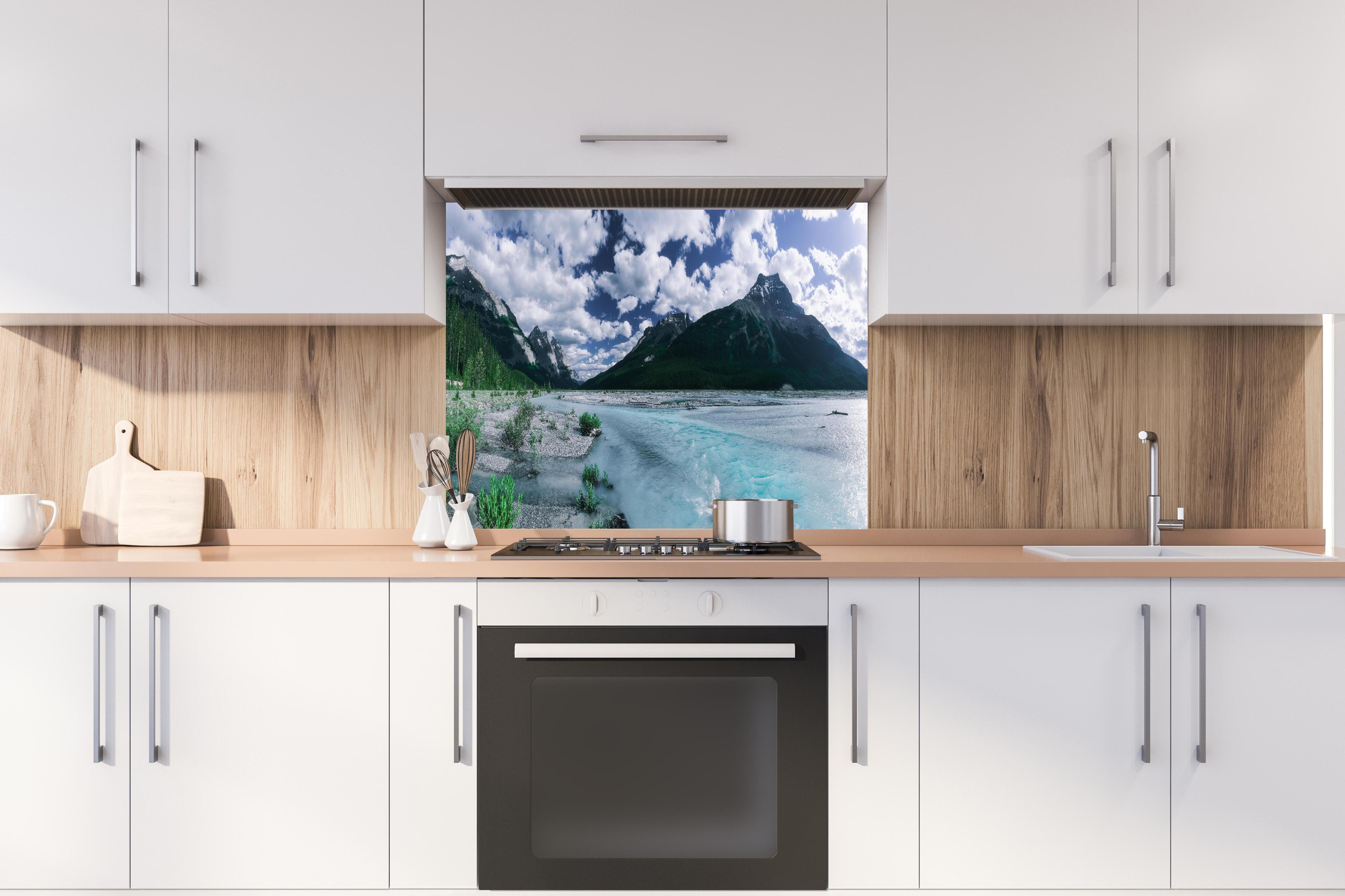 Spritzschutz - Dramatische Landschaft entlang des Icefields Parkway hinter einem Cerankochfeld zwischen Holz-Kochutensilien
