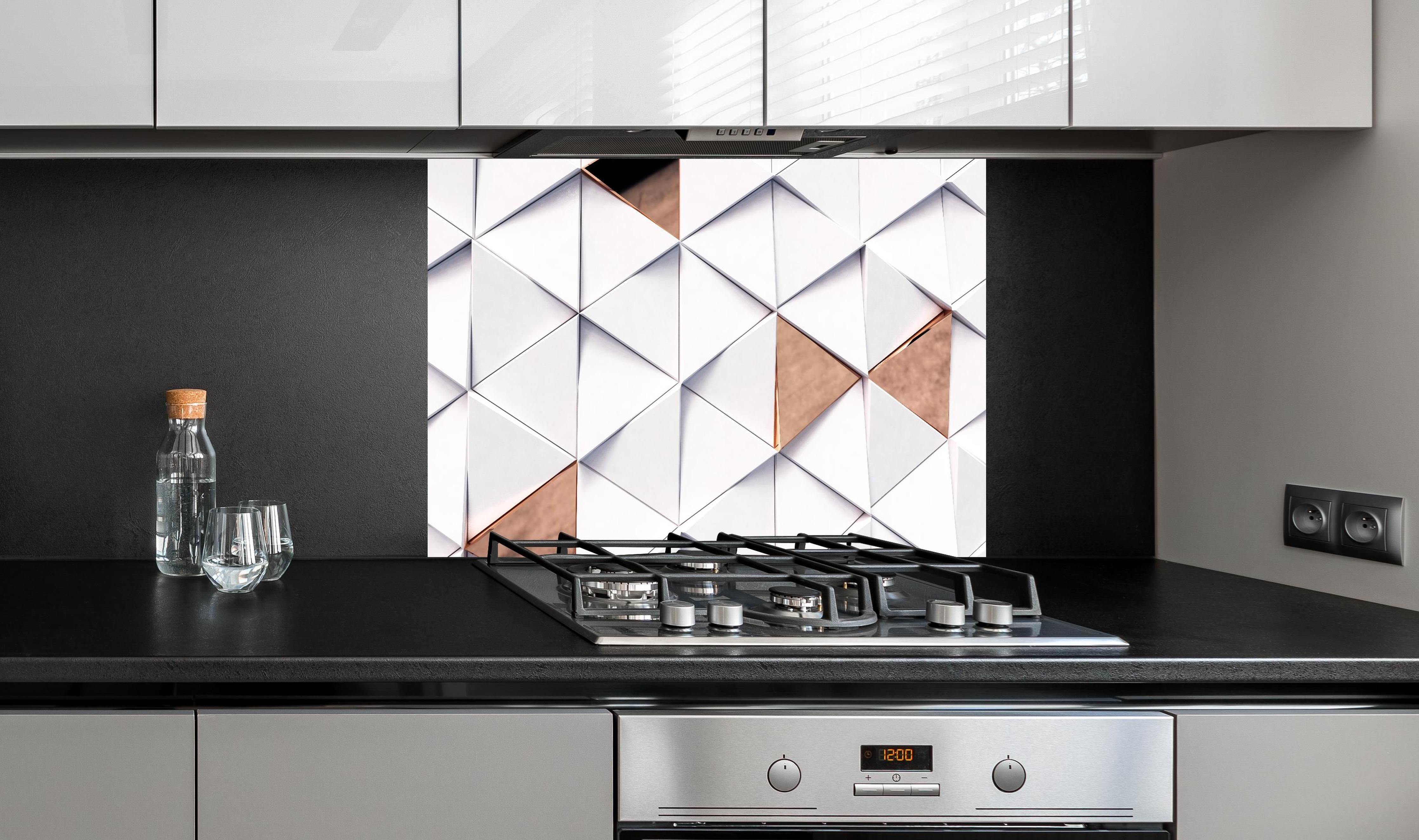 Spritzschutz - Dreieckiger Luxus Hintergrund hinter einem Cerankochfeld zwischen Holz-Kochutensilien

