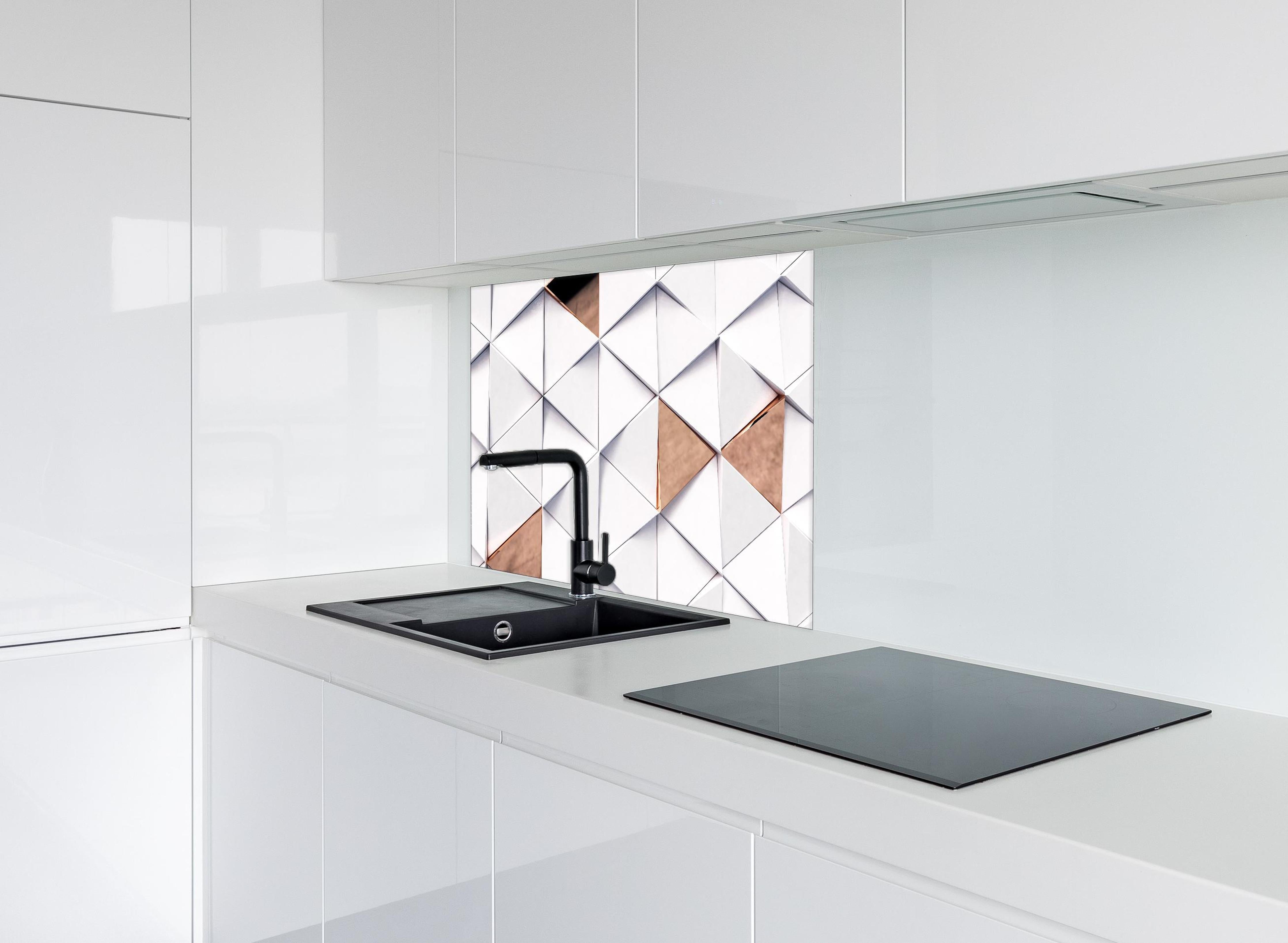 Spritzschutz - Dreieckiger Luxus Hintergrund hinter einem Cerankochfeld zwischen Holz-Kochutensilien
