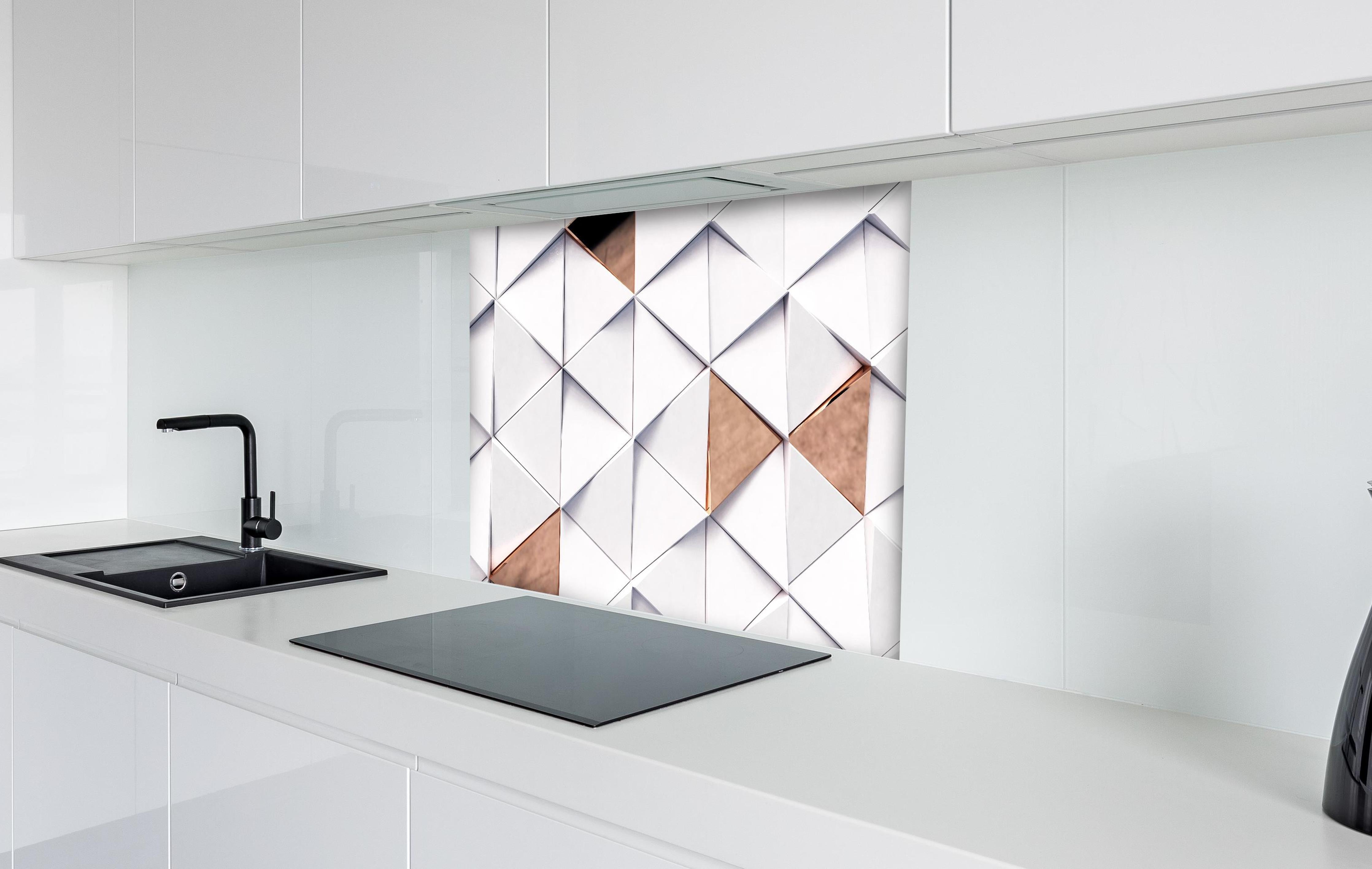 Spritzschutz - Dreieckiger Luxus Hintergrund hinter einem Cerankochfeld zwischen Holz-Kochutensilien
