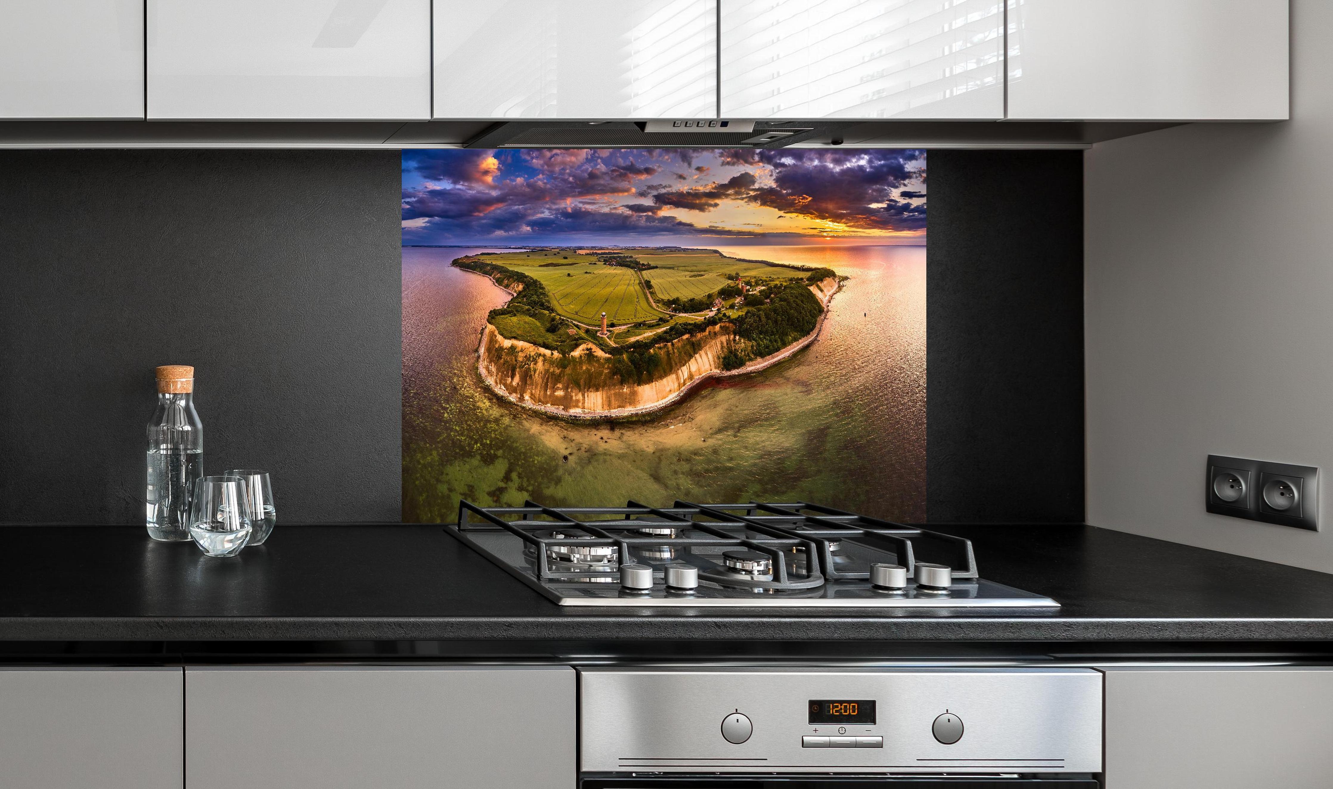 Spritzschutz - Drohnenansicht vom Kap Arkona hinter einem Cerankochfeld zwischen Holz-Kochutensilien
