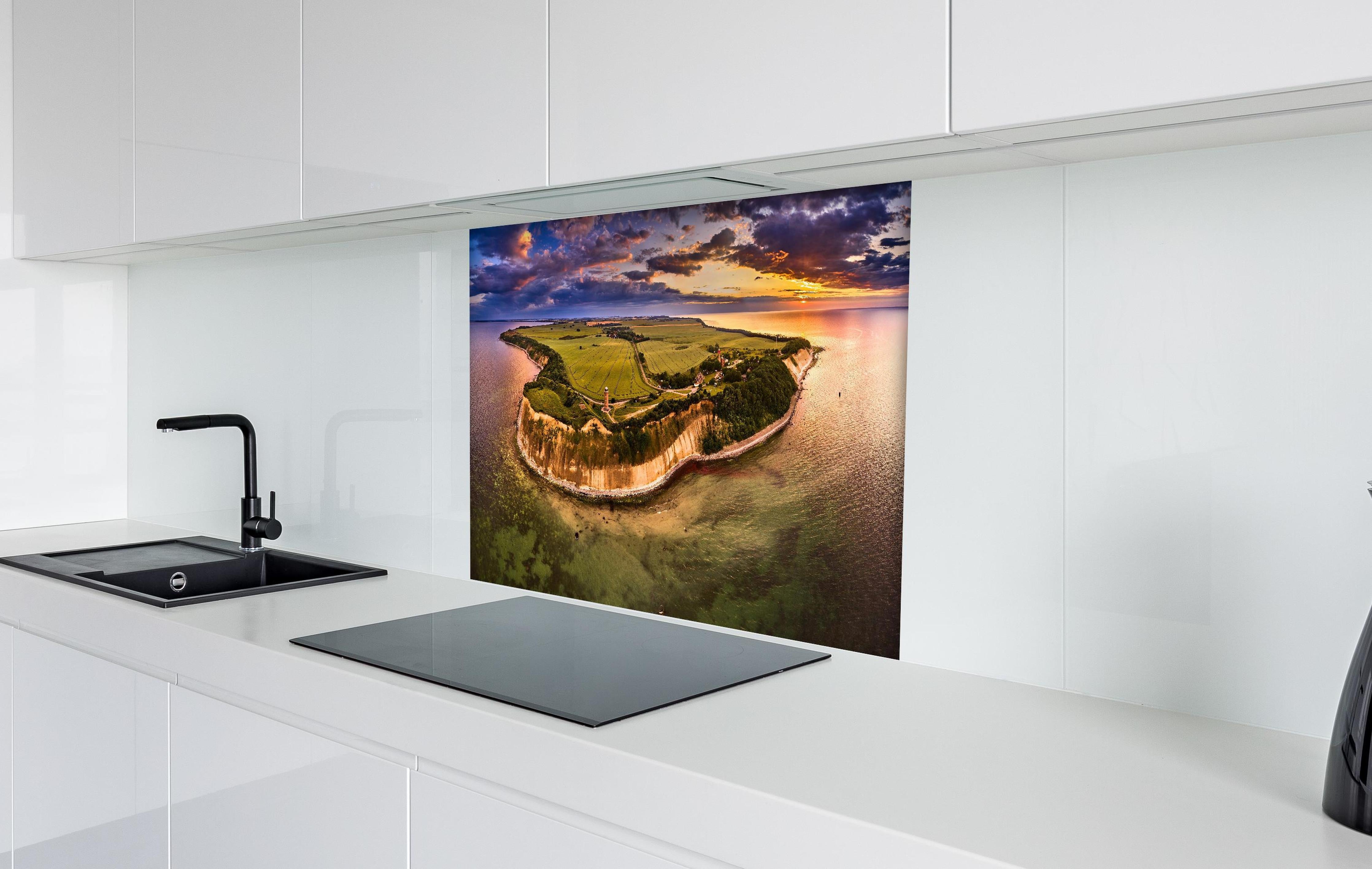 Spritzschutz - Drohnenansicht vom Kap Arkona hinter einem Cerankochfeld zwischen Holz-Kochutensilien
