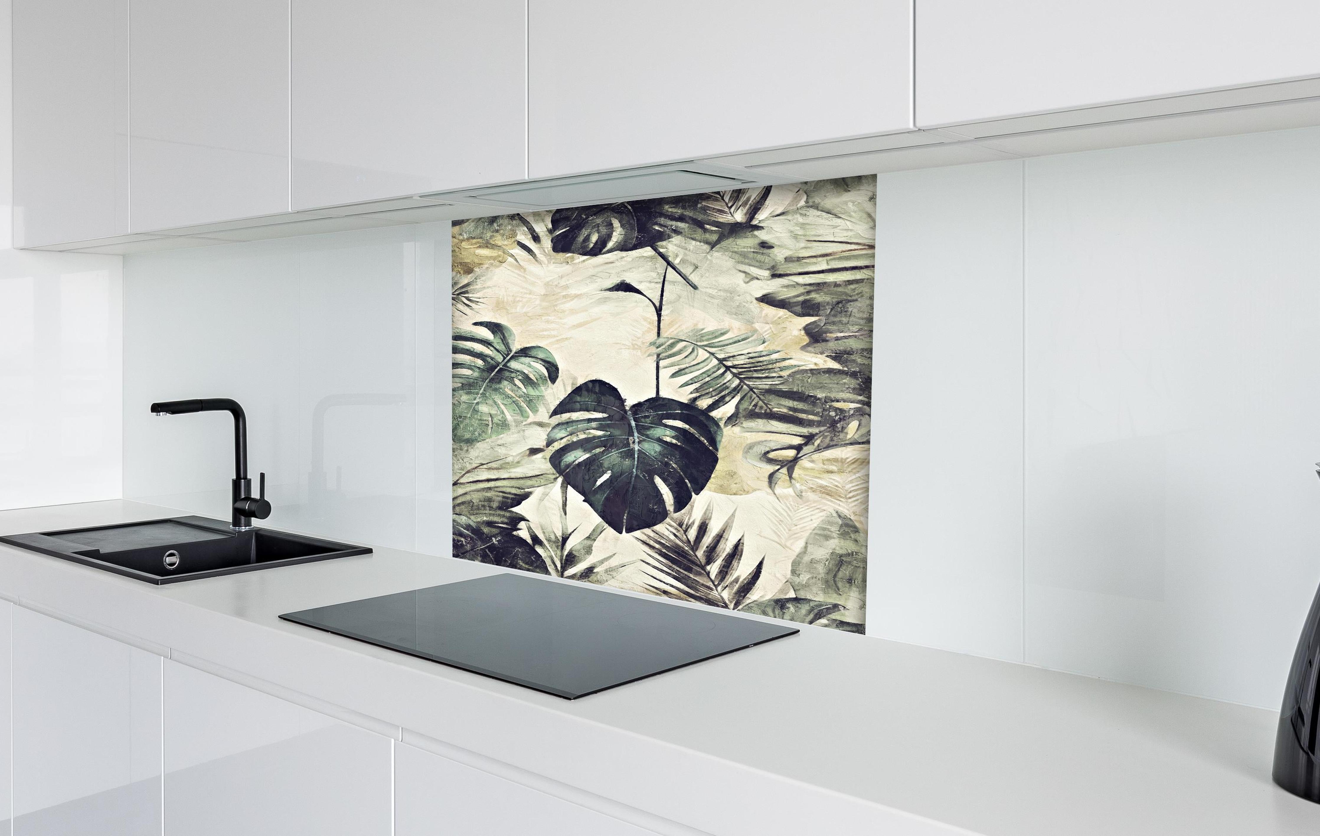 Spritzschutz - Dschungel Abstrakt Kunstwerk Grün 50x70 hinter einem Cerankochfeld zwischen Holz-Kochutensilien
