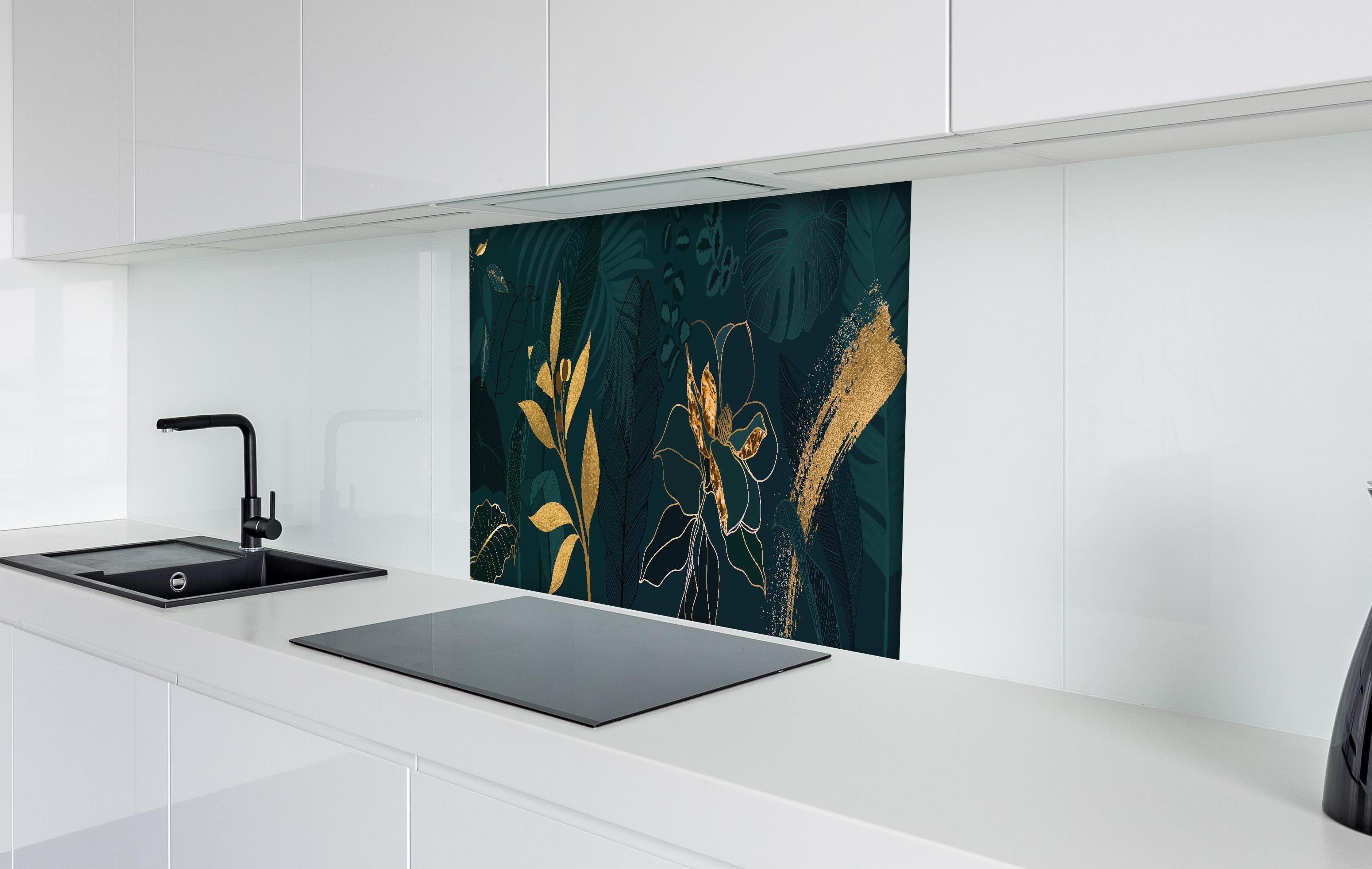 Spritzschutz - Dschungelmotive mit Goldlinien-Kunst hinter einem Cerankochfeld zwischen Holz-Kochutensilien
