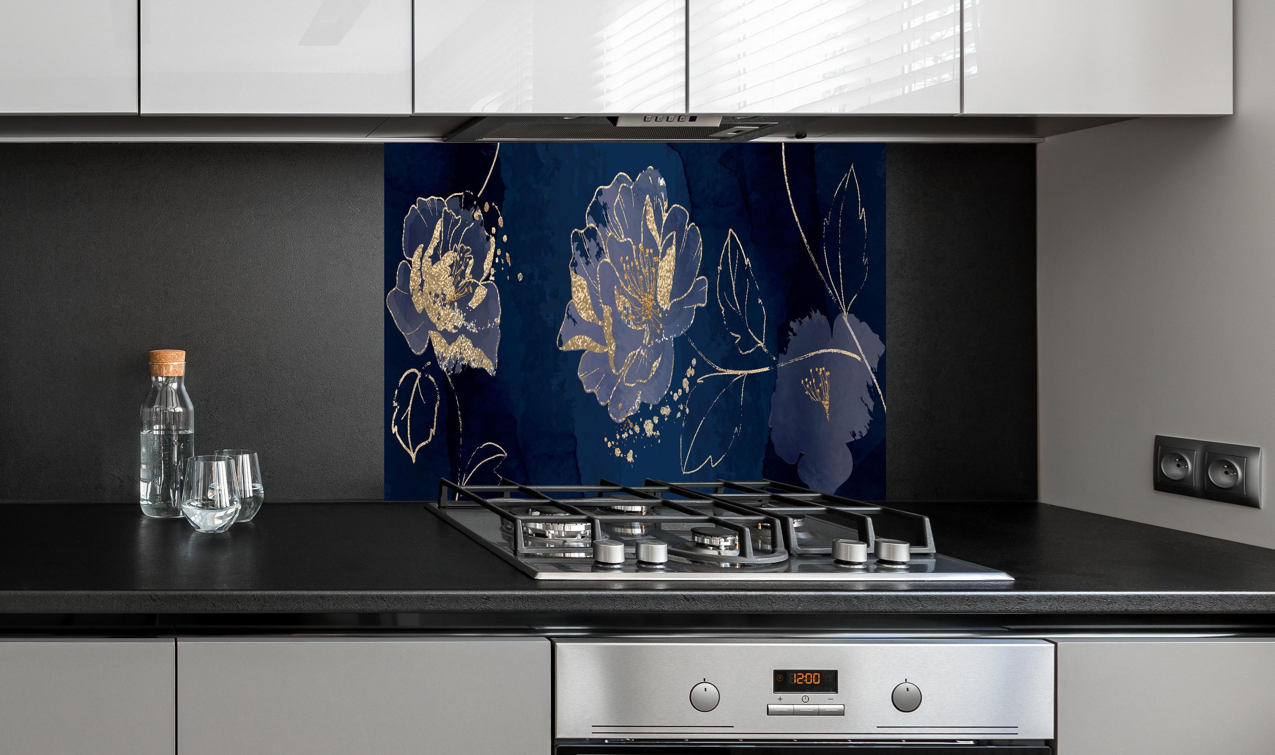 Spritzschutz - Dunkelblau Goldene Blumen Illustration hinter einem Cerankochfeld zwischen Holz-Kochutensilien
