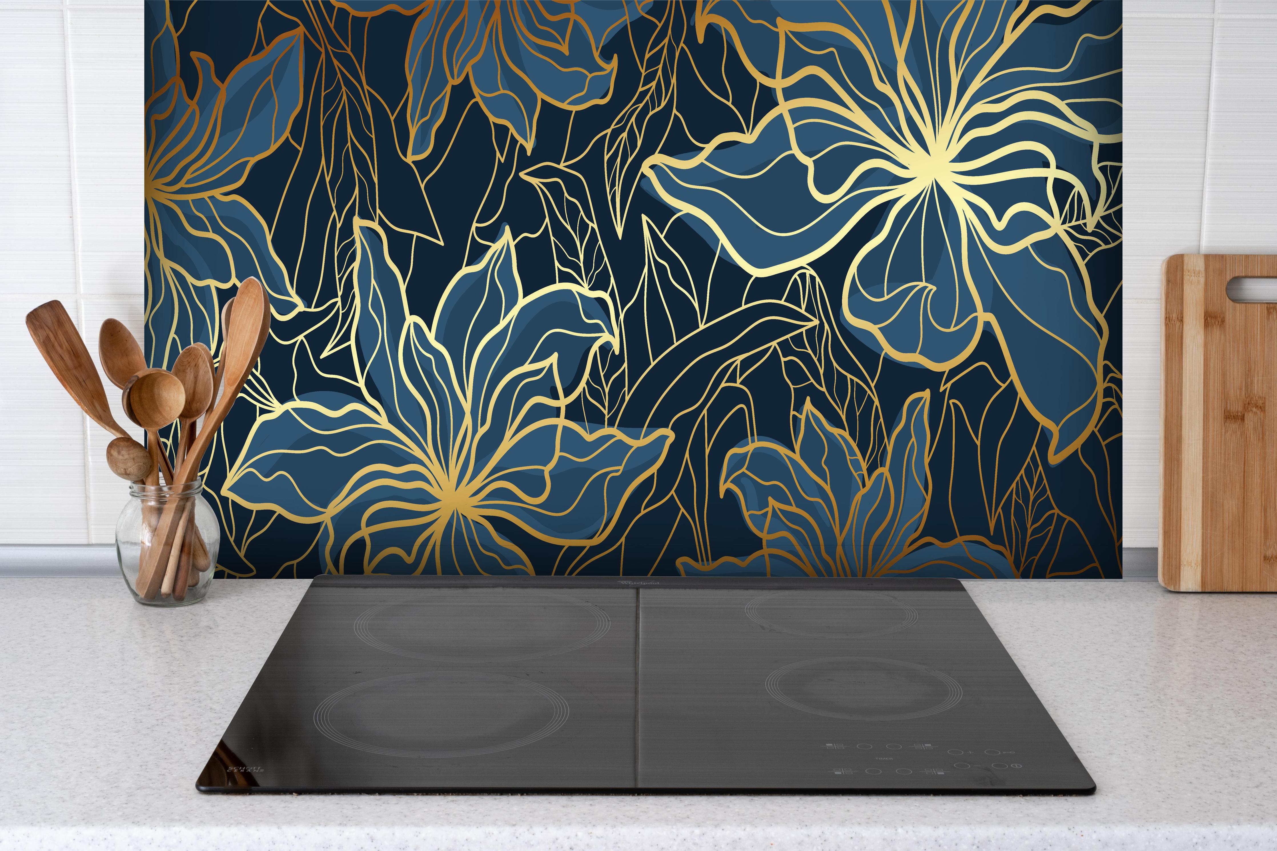 Spritzschutz - Dunkelblaues Floral-Design mit goldenen Akzenten hinter einem Cerankochfeld zwischen Holz-Kochutensilien
